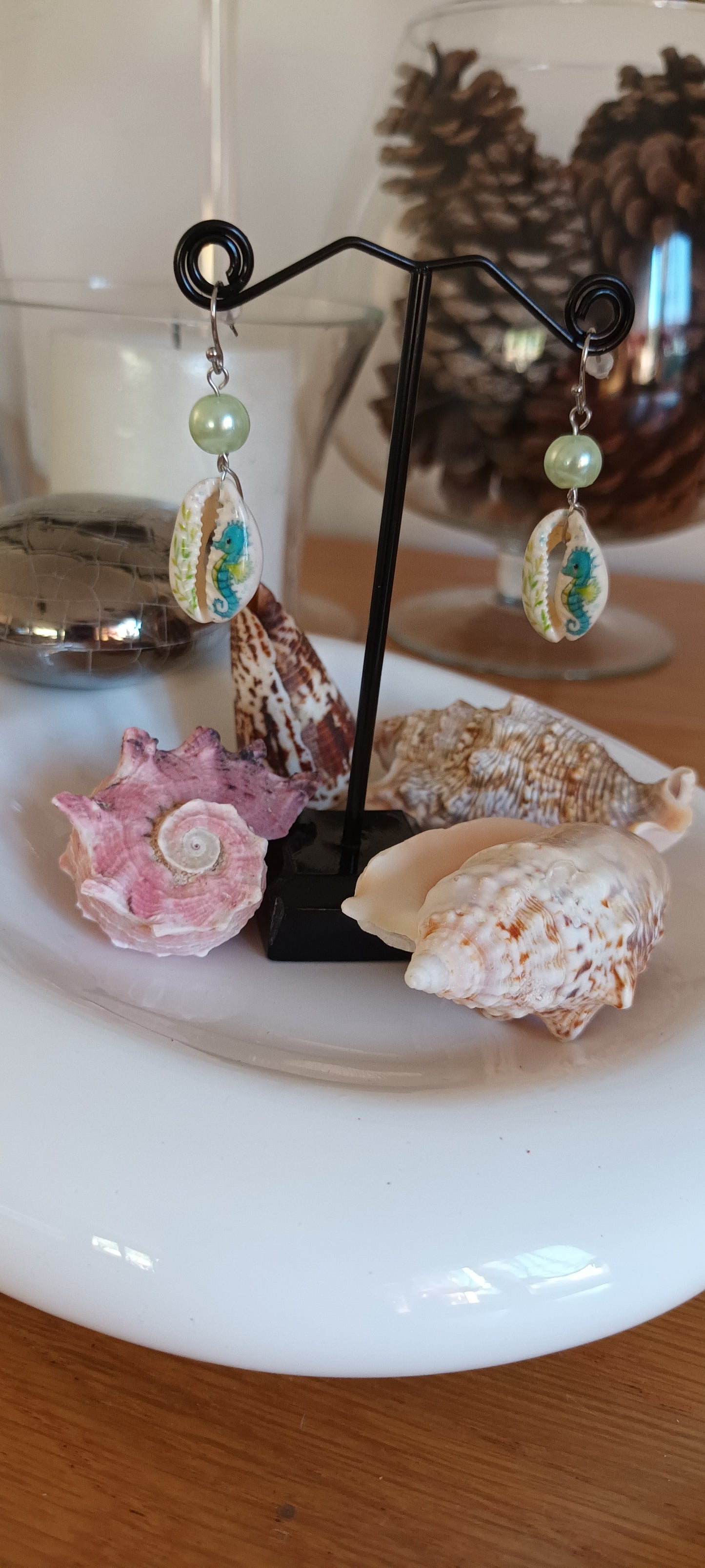 Boucles d'oreilles en coquillages motif hippocampes ,perles de verres vert clair