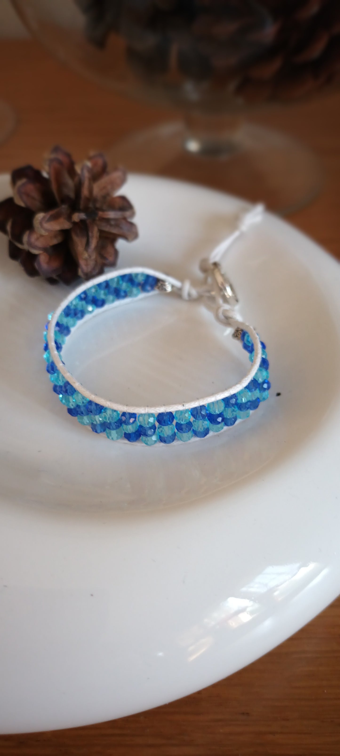 Bracelet perles de verres bleues clair et bleu Roy , création unique