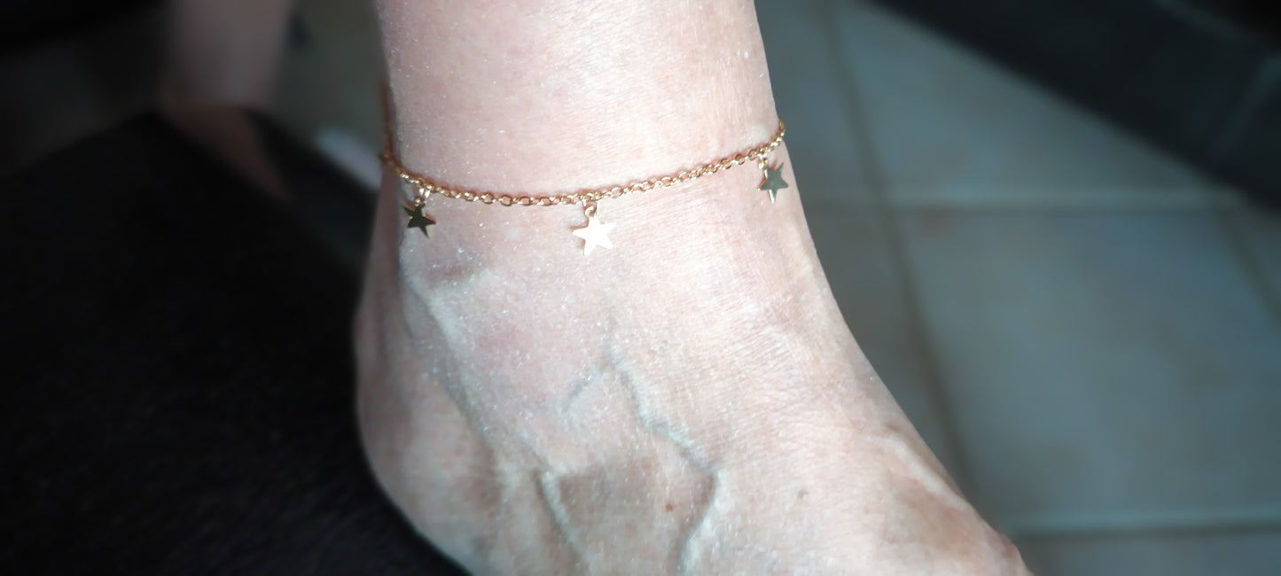 bracelet de cheville doré, très fine, étoiles