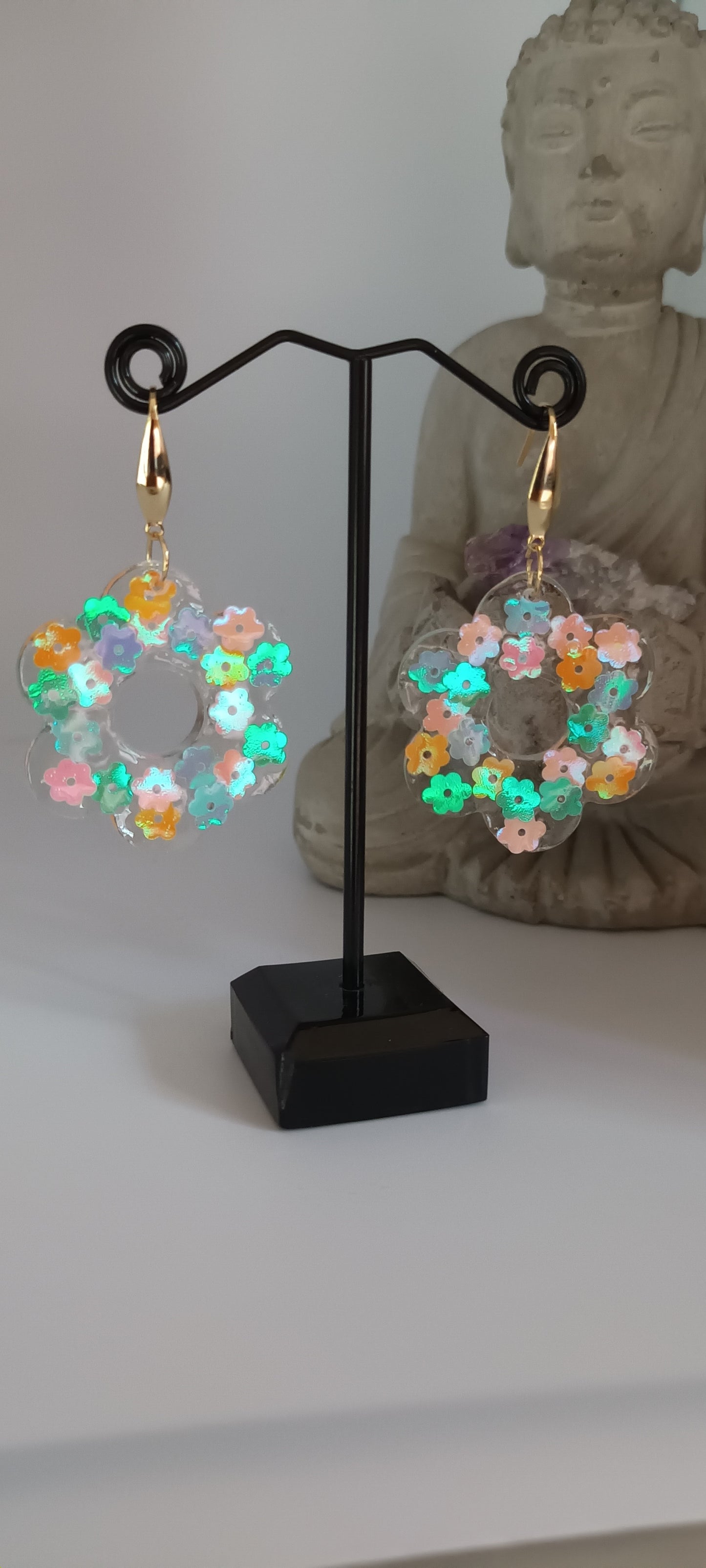 Boucles d'oreilles pendantes Doré, inclusion fleurs marguerites résine