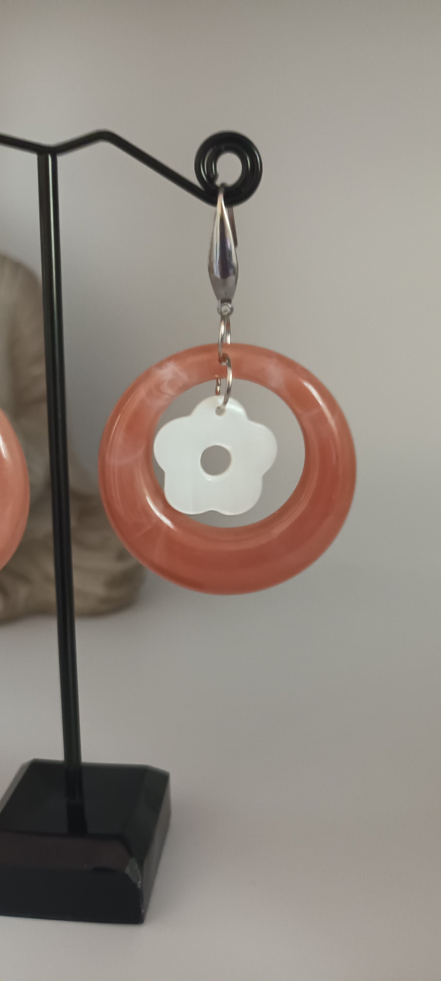 Boucles d'oreilles en acétate en forme de rond couleur saumon et marguerite