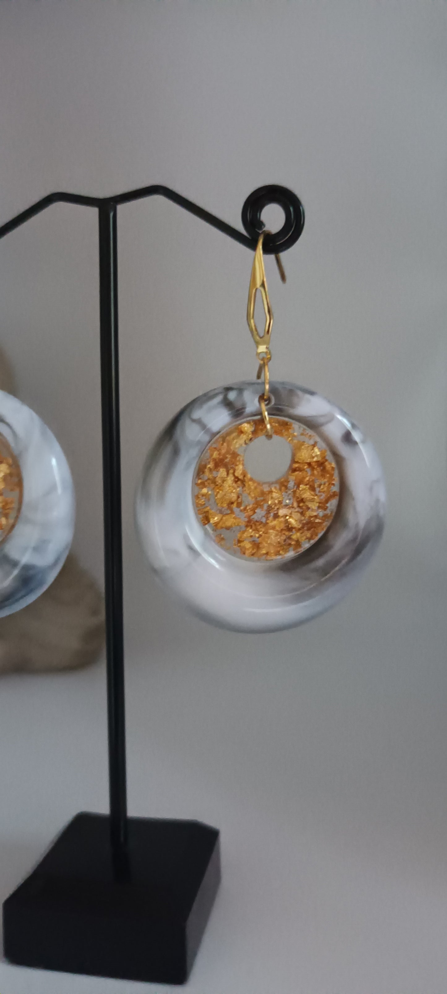 Boucles d'oreilles en acétate forme ronde blanc avec résine inclusion et feuilles d'or