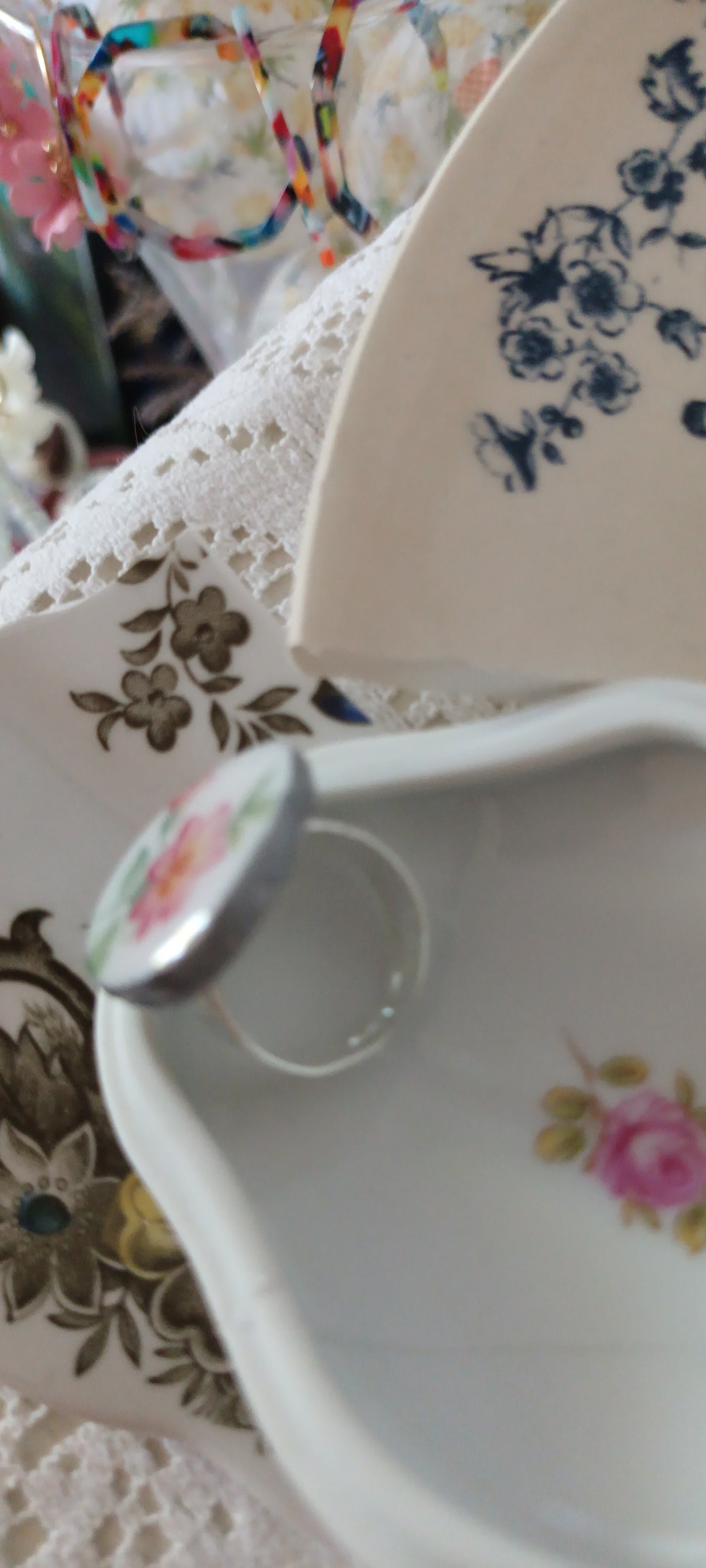 Bague fabriquer avec d'une assiette ancienne fleurie