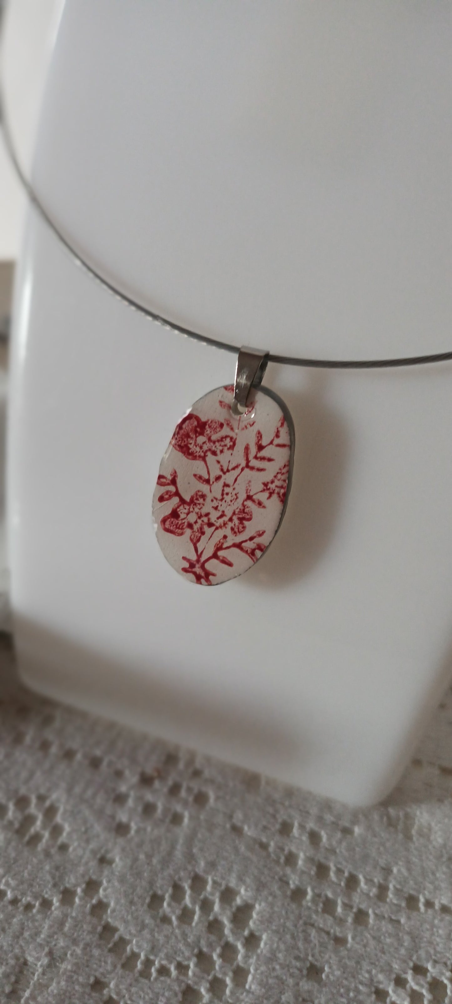 Pendentif créé à partir d'une assiette ancienne ovale rouge