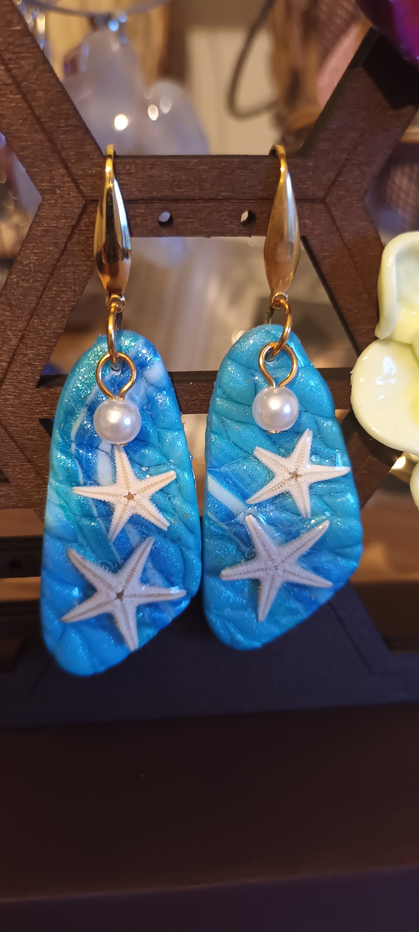 Boucles d'oreilles en pate cernit bleu sous résine, étoiles de mer