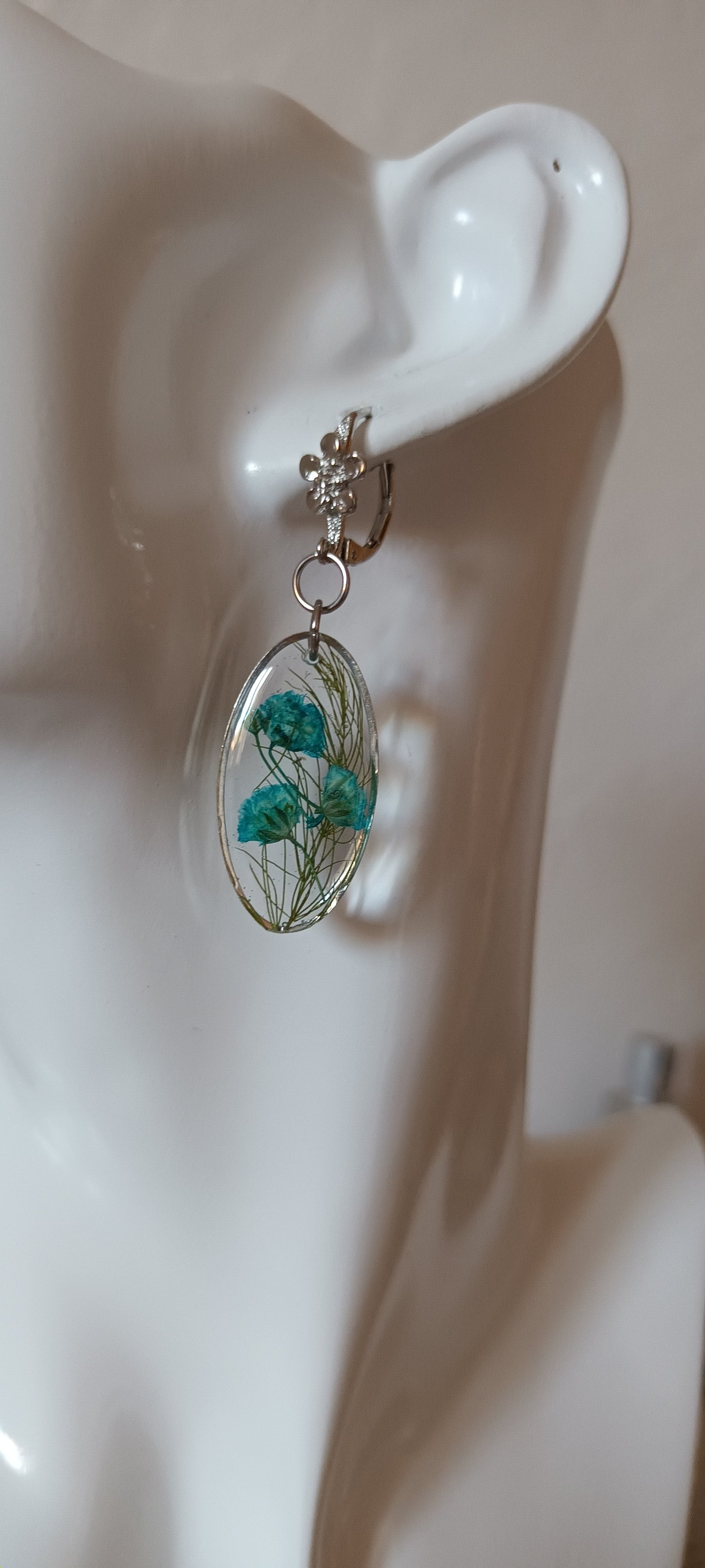boucles d'oreilles en résine inclusion de fleurs bleues pressées