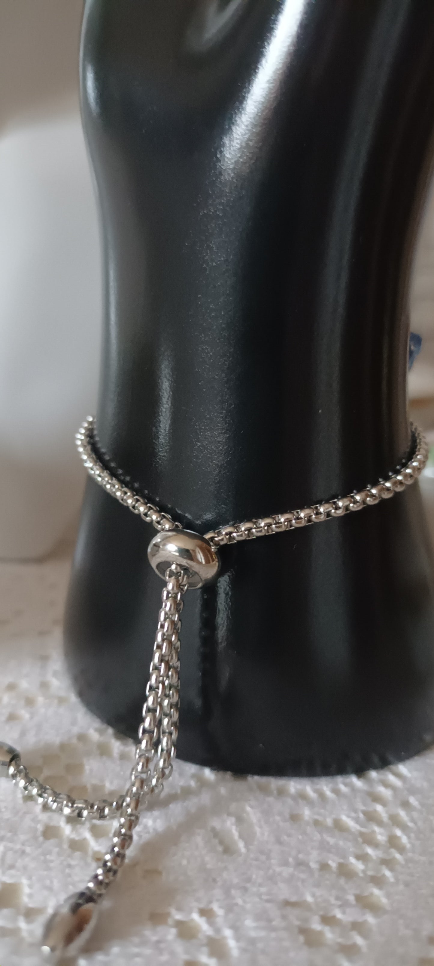 bracelet en résine Fleur rose sur fond blanc