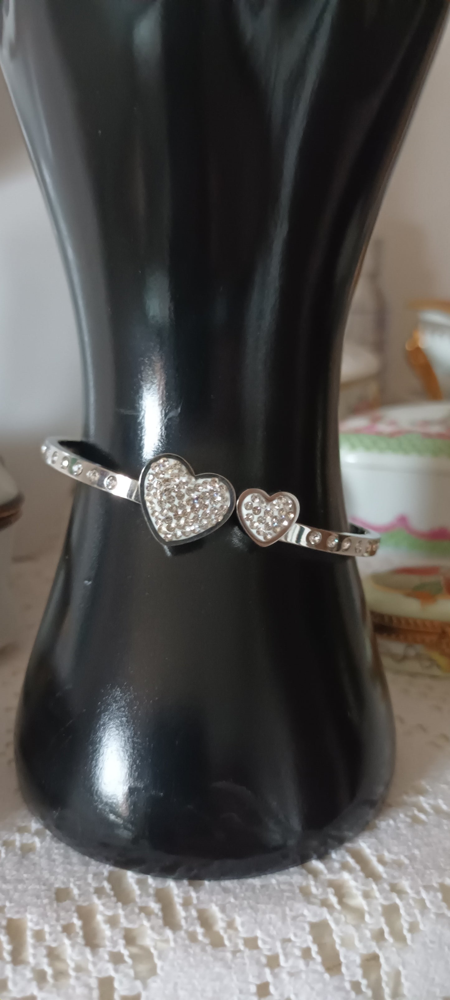 Bracelet jonc orné de jolies deux jolies cœurs strass argent