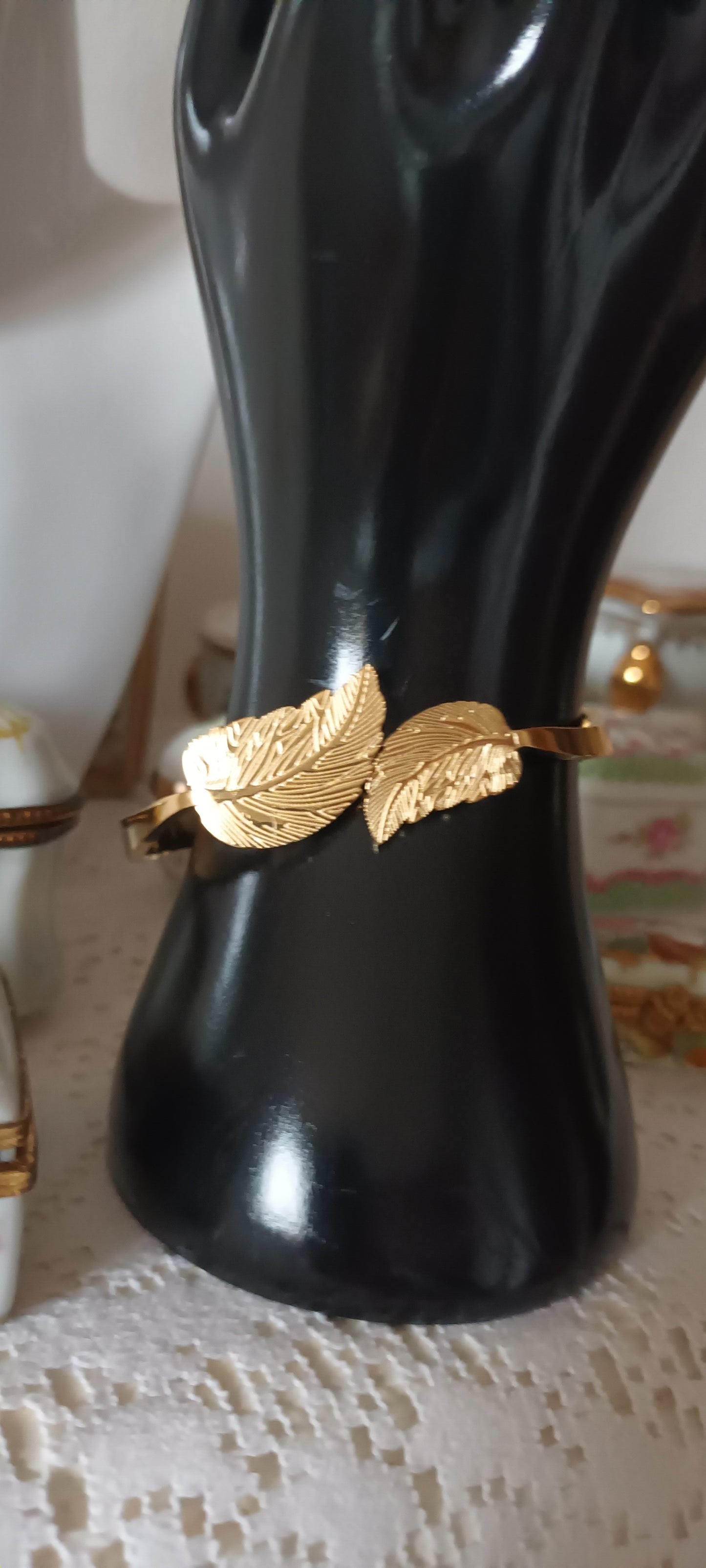 Bracelet jonc feuille luxueux en doré