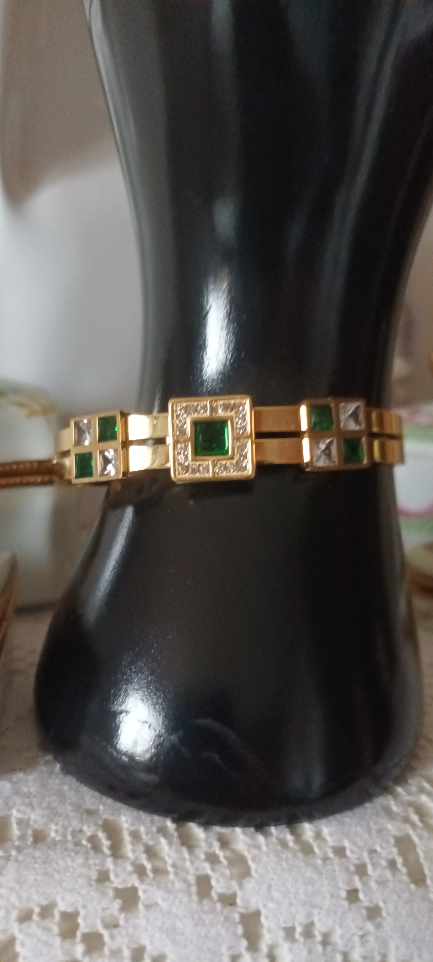 Bracelet jonc forme rectangulaire de zircon vert en doré