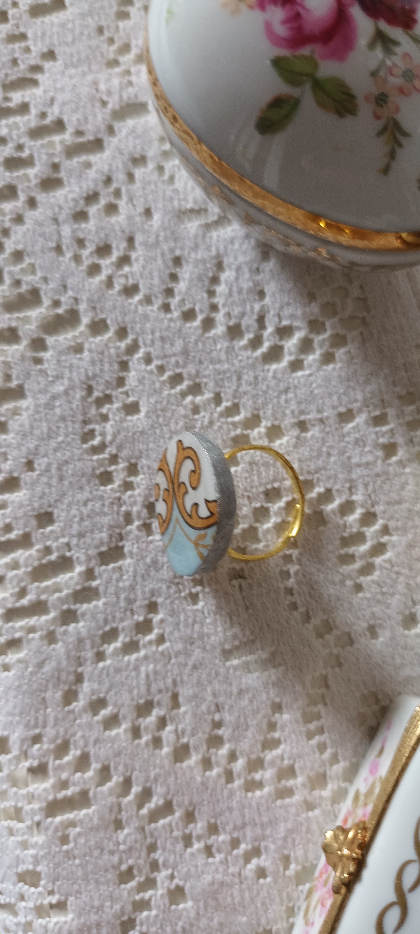 Bague fabriquer avec d'une assiette ancienne bleu en porcelaine