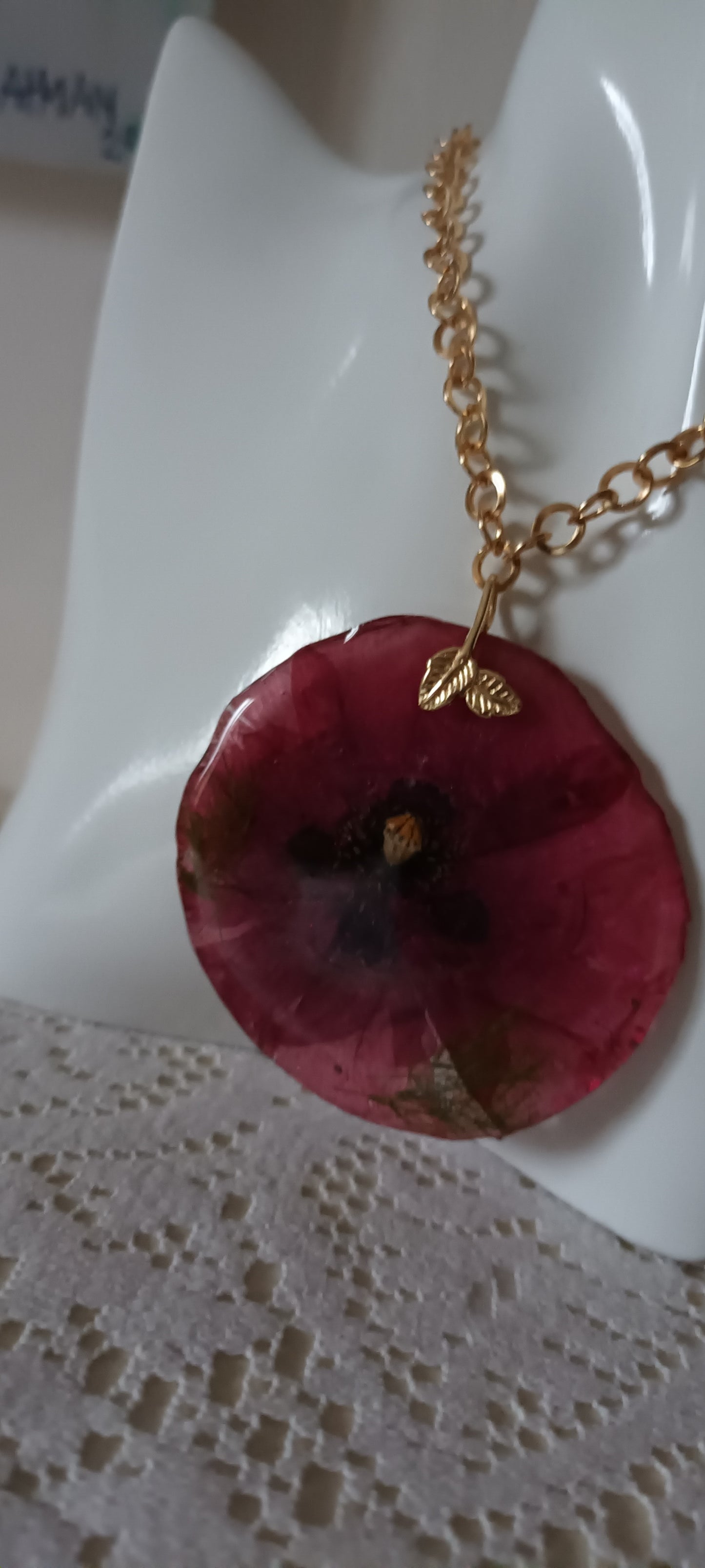 collier en résine véritable coquelicot pressée