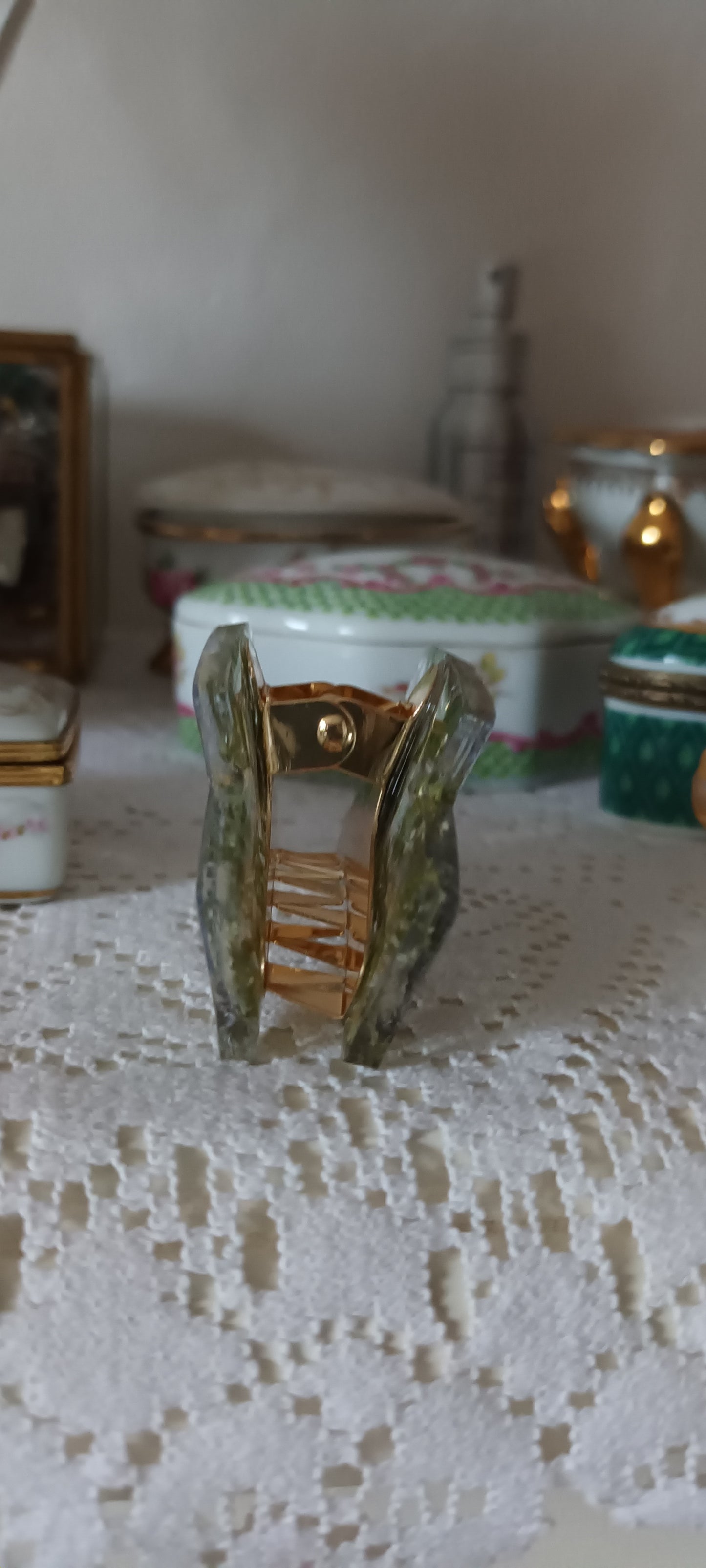 Barrette pince crabe en résine inclusion marguerite pressée et petites fleurs blanches