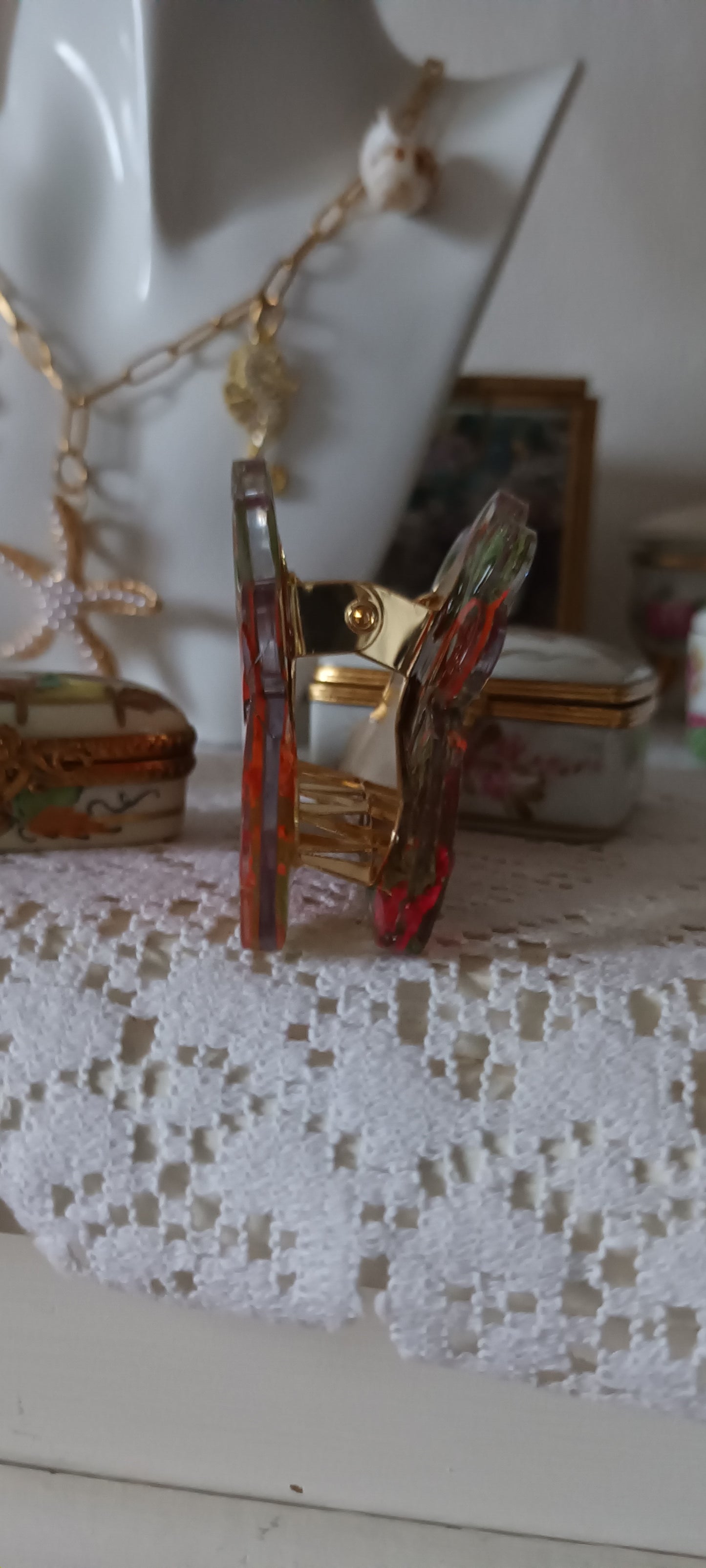 Barrette pince crabe en résine inclusion feuille d'érable pressée