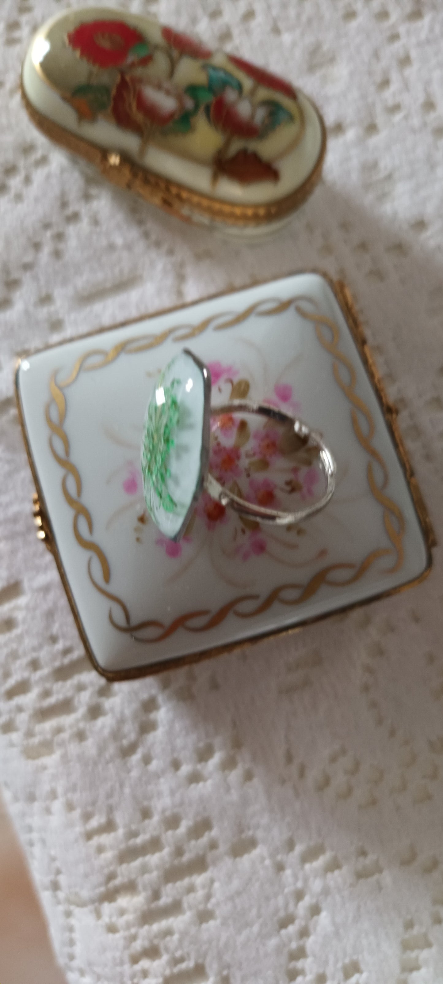 Bague en résine inclusion d'une jolie fleur verte