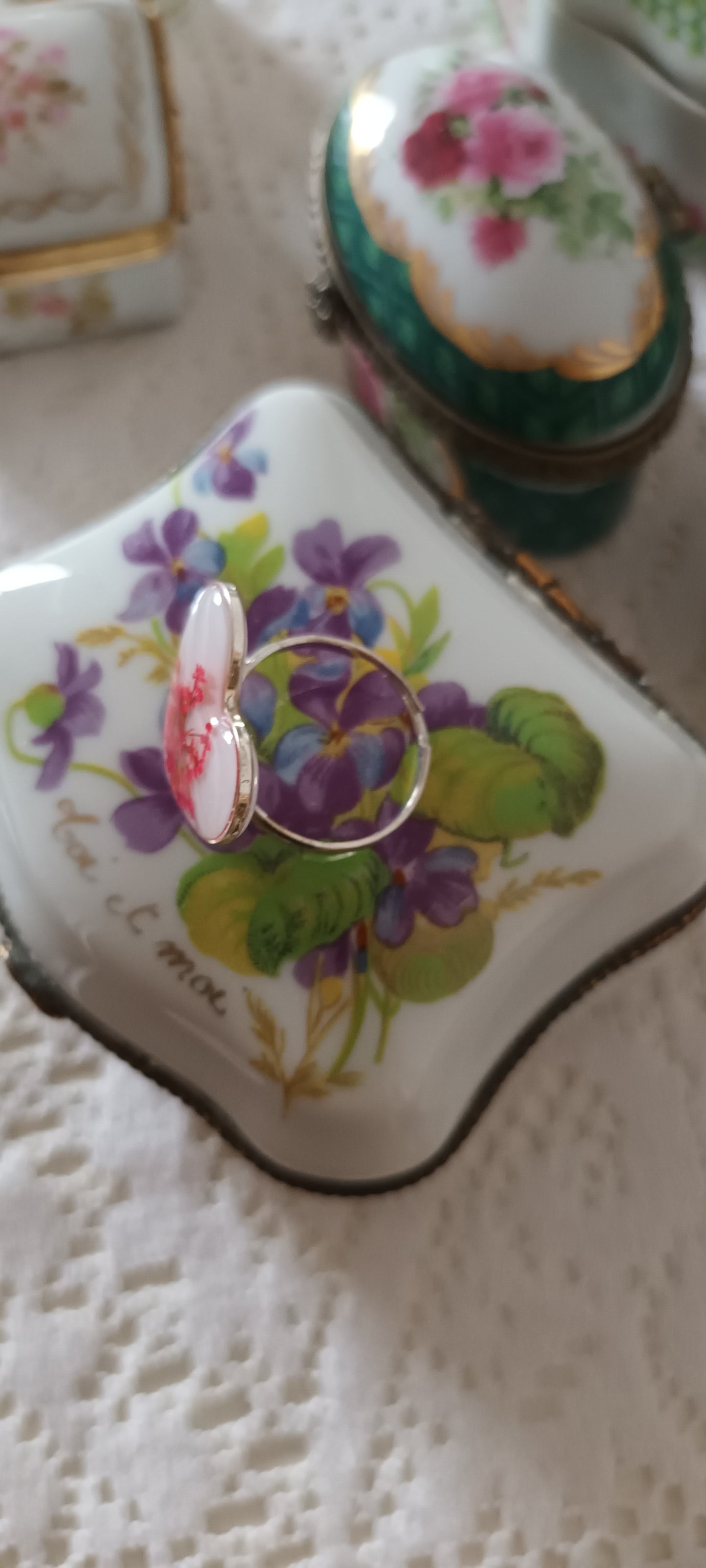 Bague en résine inclusion d'une jolie fleur rouge rosé