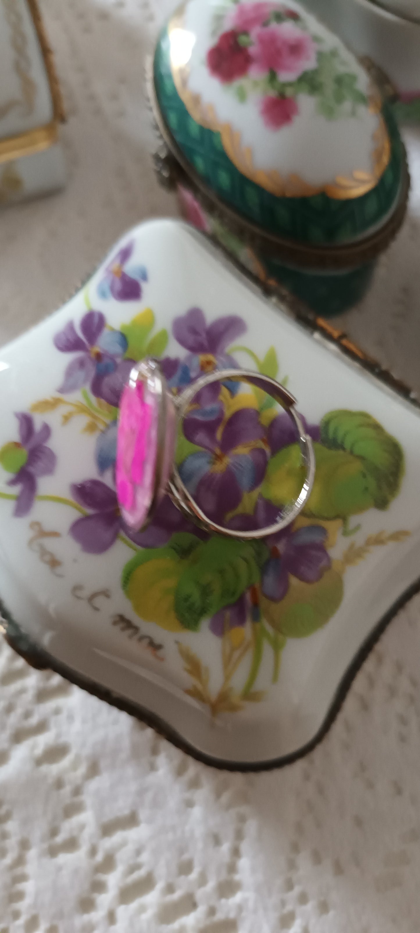 Bague en résine inclusion d'une jolie pressée mauve