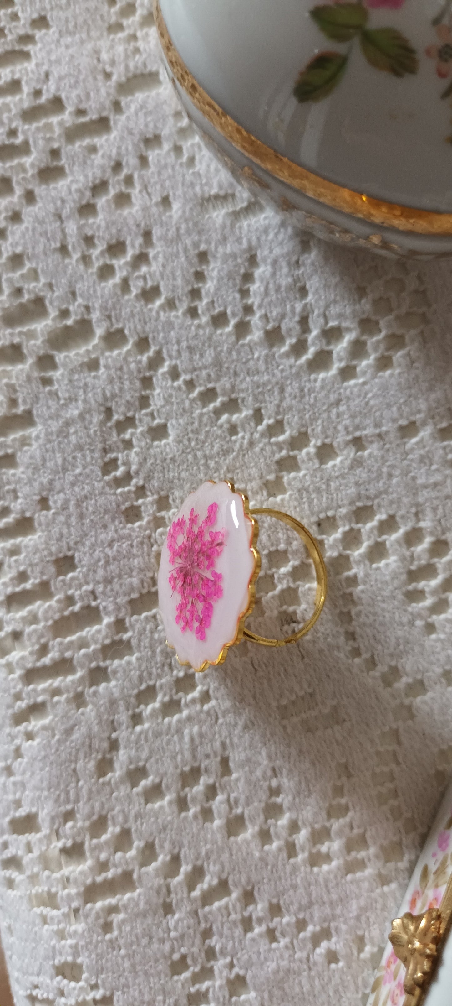 Bague en résine inclusion d'une jolie fleur pressée rose