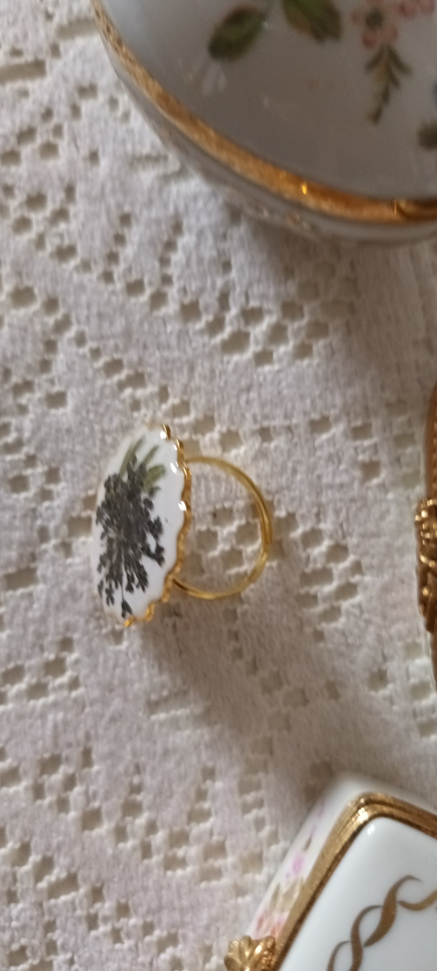 Bague en résine inclusion d'une jolie fleur pressée noir