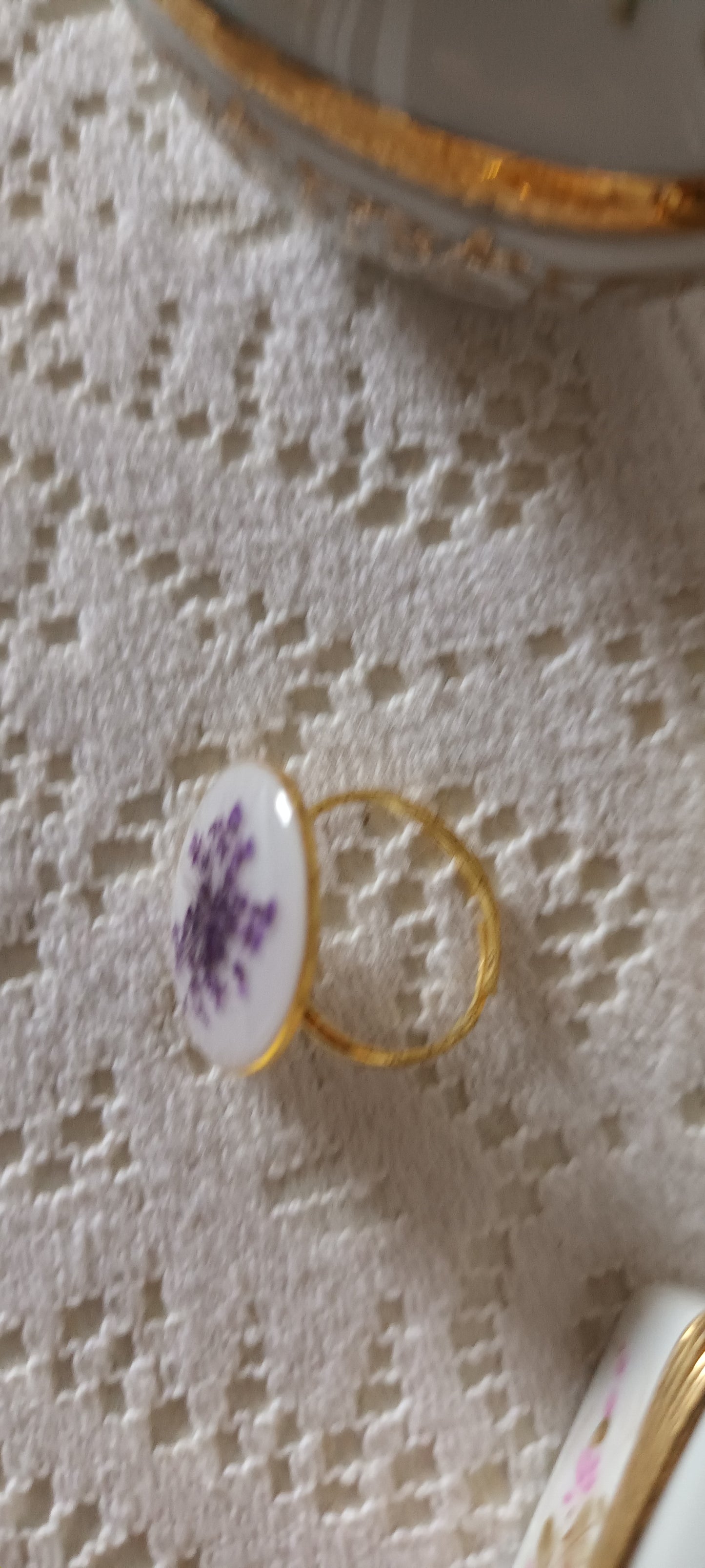 Bague en résine inclusion d'une jolie fleur pressée mauve
