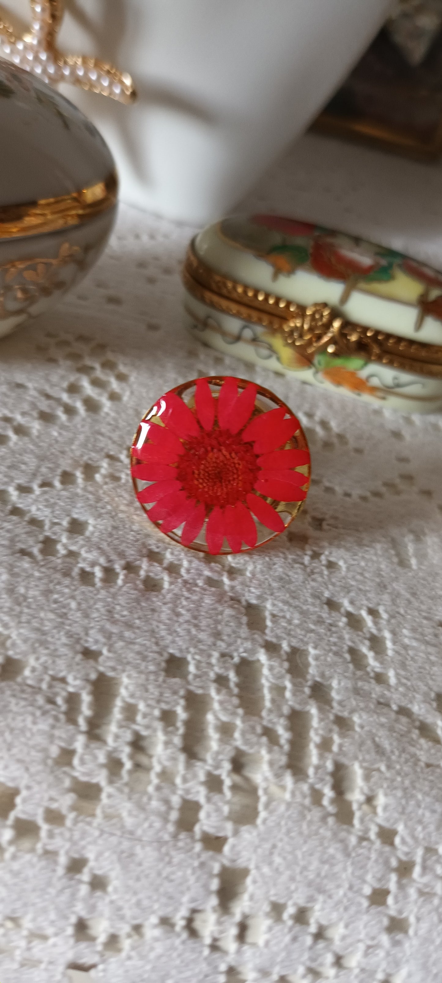 Bague en résine inclusion d'une jolie fleur pressée une marguerite rouge