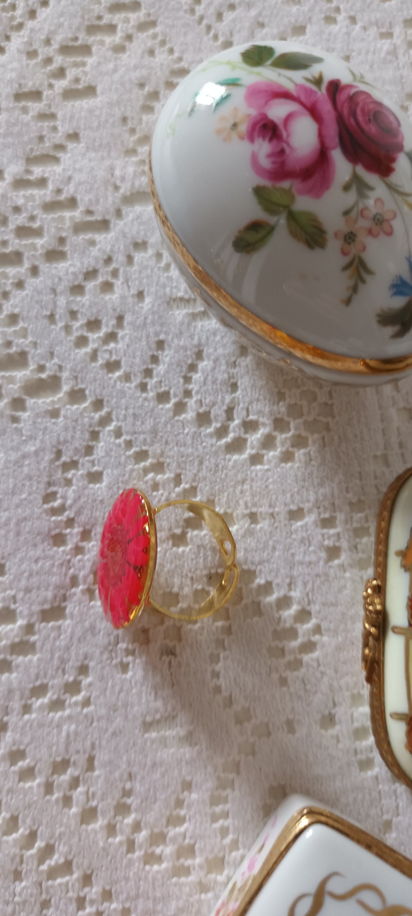 Bague en résine inclusion d'une jolie fleur pressée une marguerite rouge