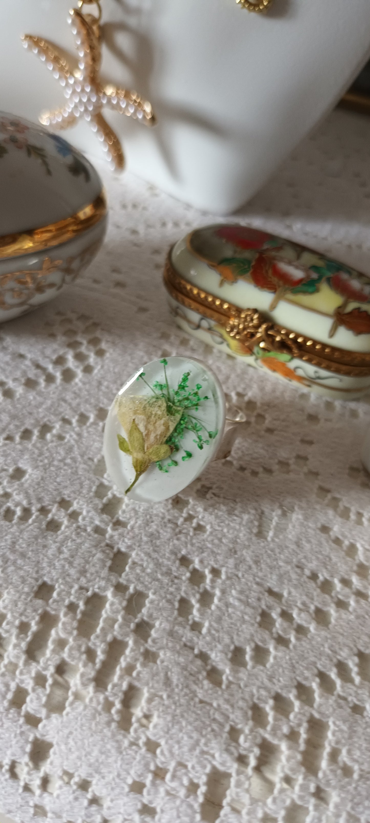 Bague en résine inclusion d'une jolie fleur pressée jaune pâle et sa feuille