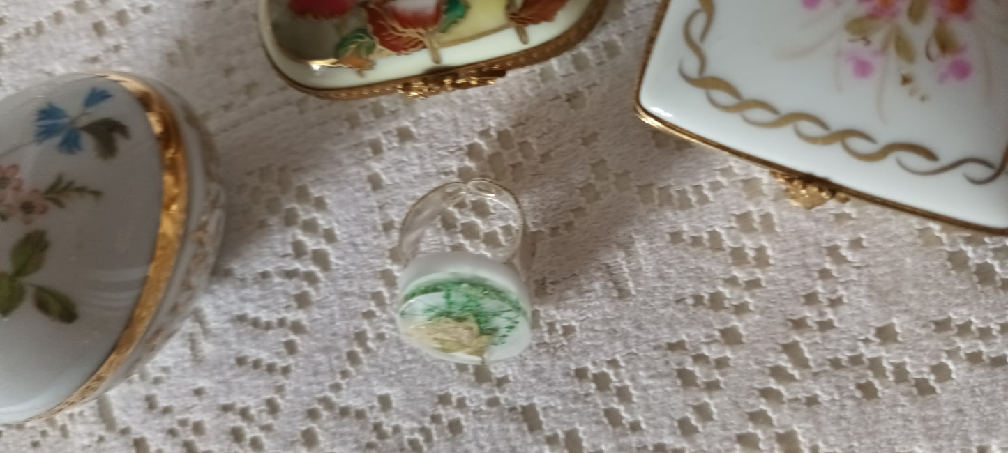 Bague en résine inclusion d'une jolie fleur pressée jaune pâle et sa feuille