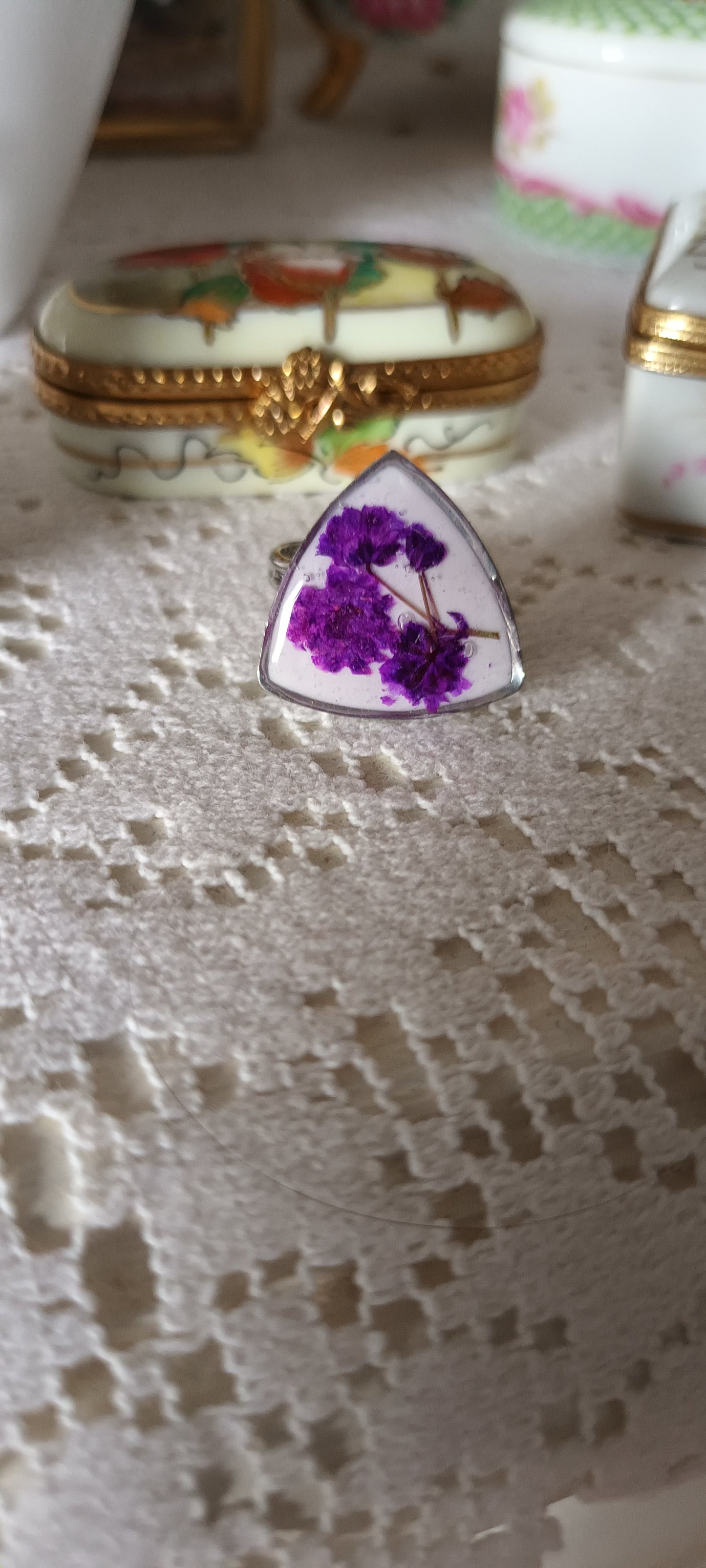 Bague en résine inclusion d'une jolie fleur pressée violette