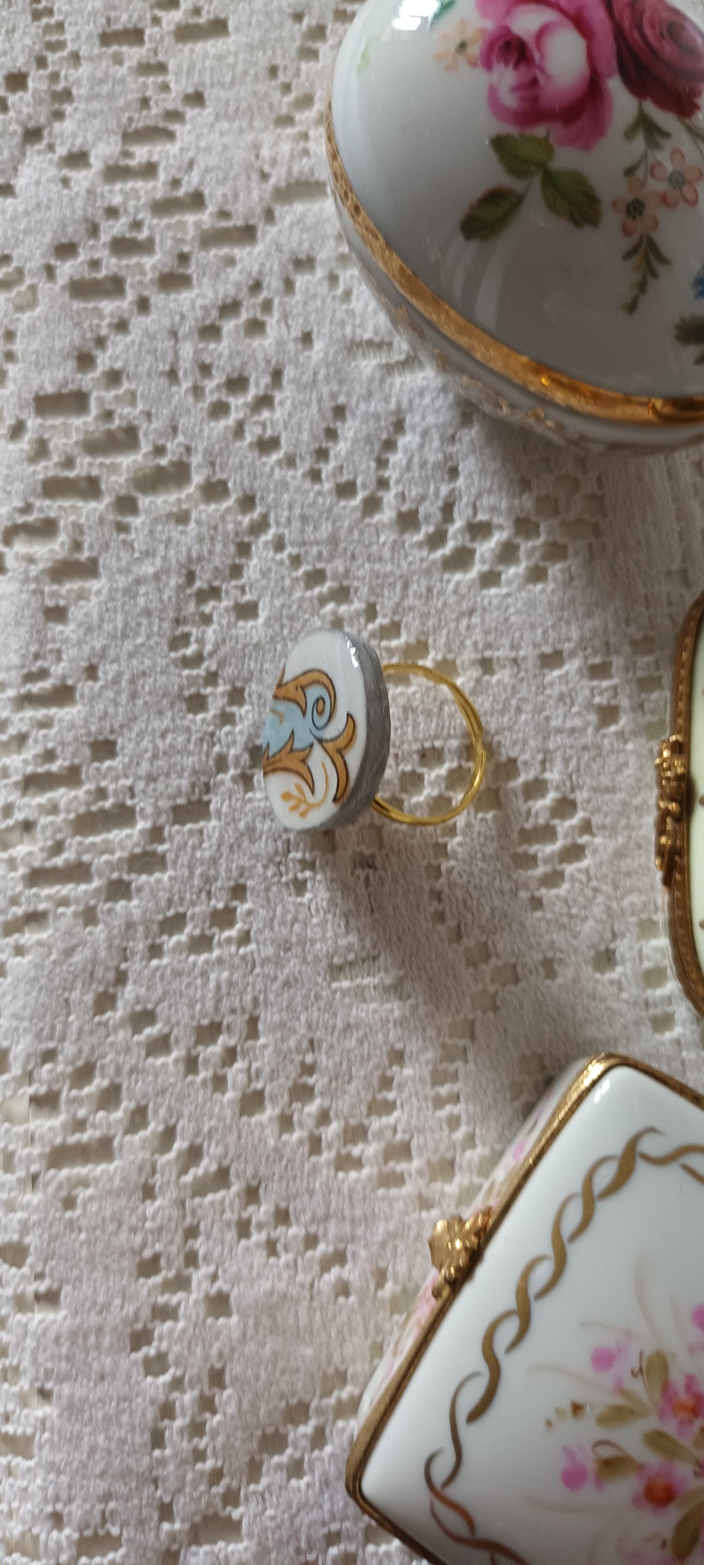 Bague fabriquer avec d'une assiette ancienne bleu en porcelaine