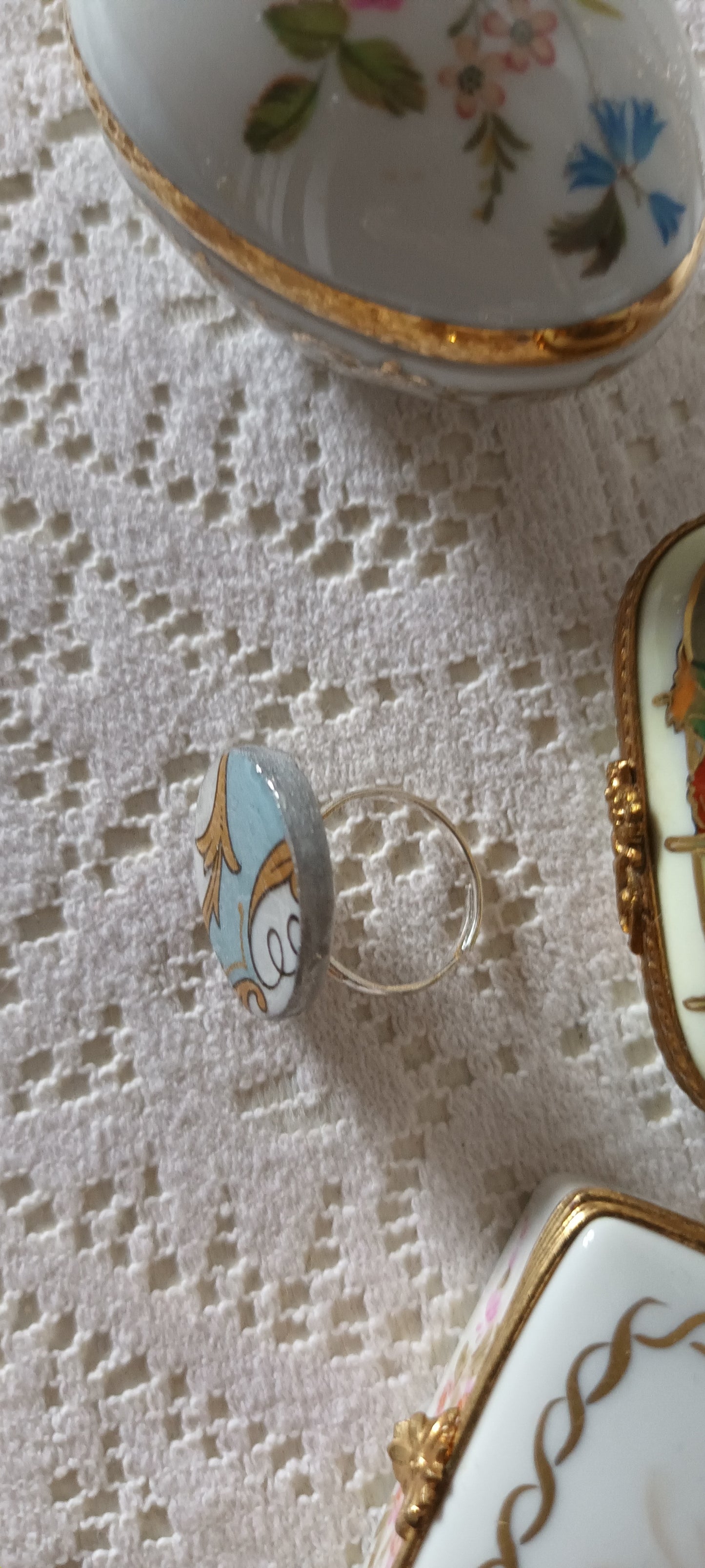Bague fabriquer avec une assiette ancienne bleu en porcelaine