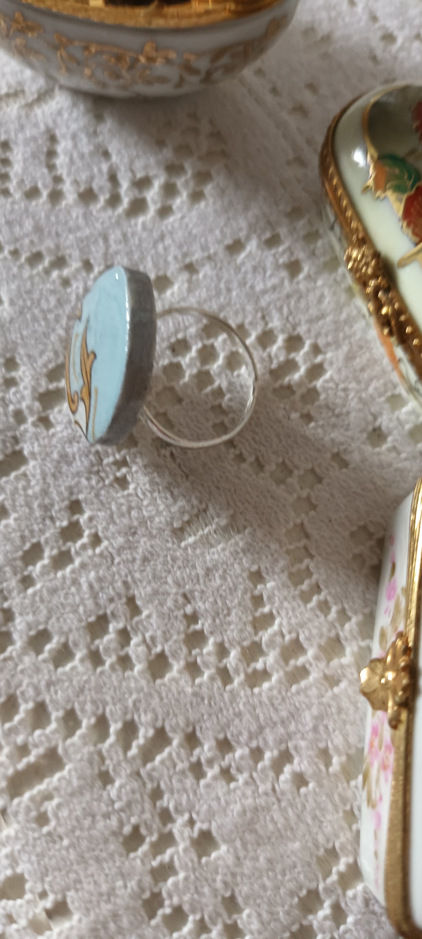 Bague fabriquer avec une assiette ancienne bleu en porcelaine