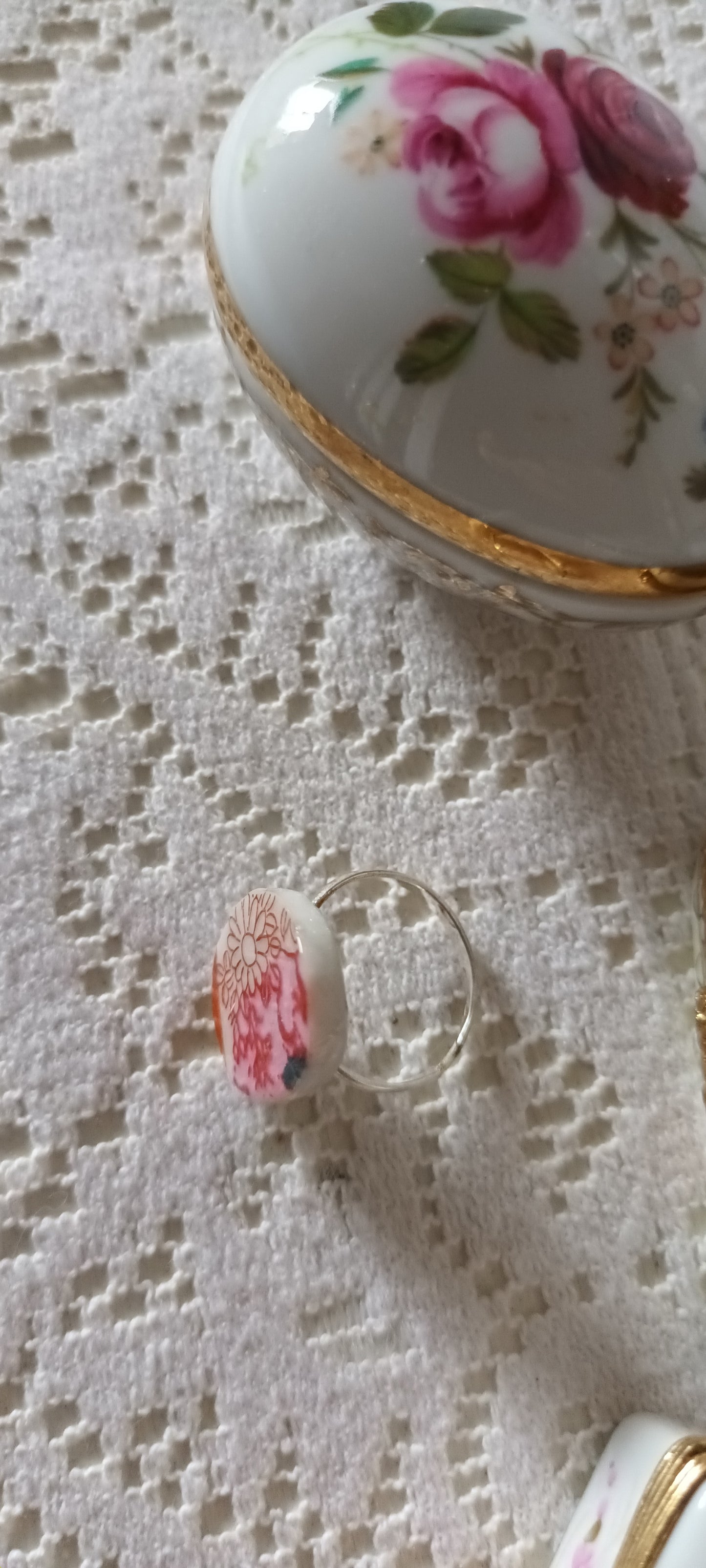 Bague ajustable fabriquée avec assiette ancienne en porcelaine de chine