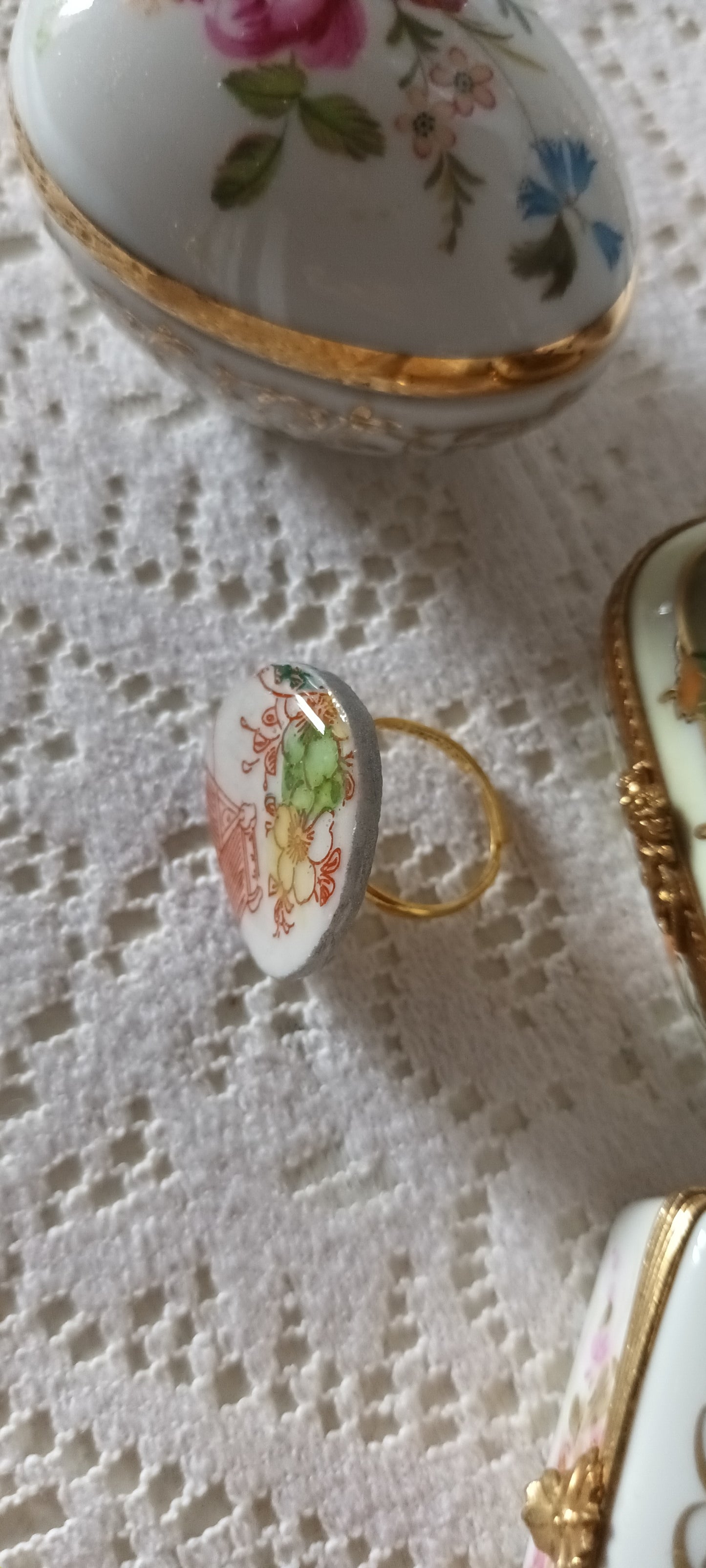 Bague ajustable fabriquée avec assiette ancienne en porcelaine de chine