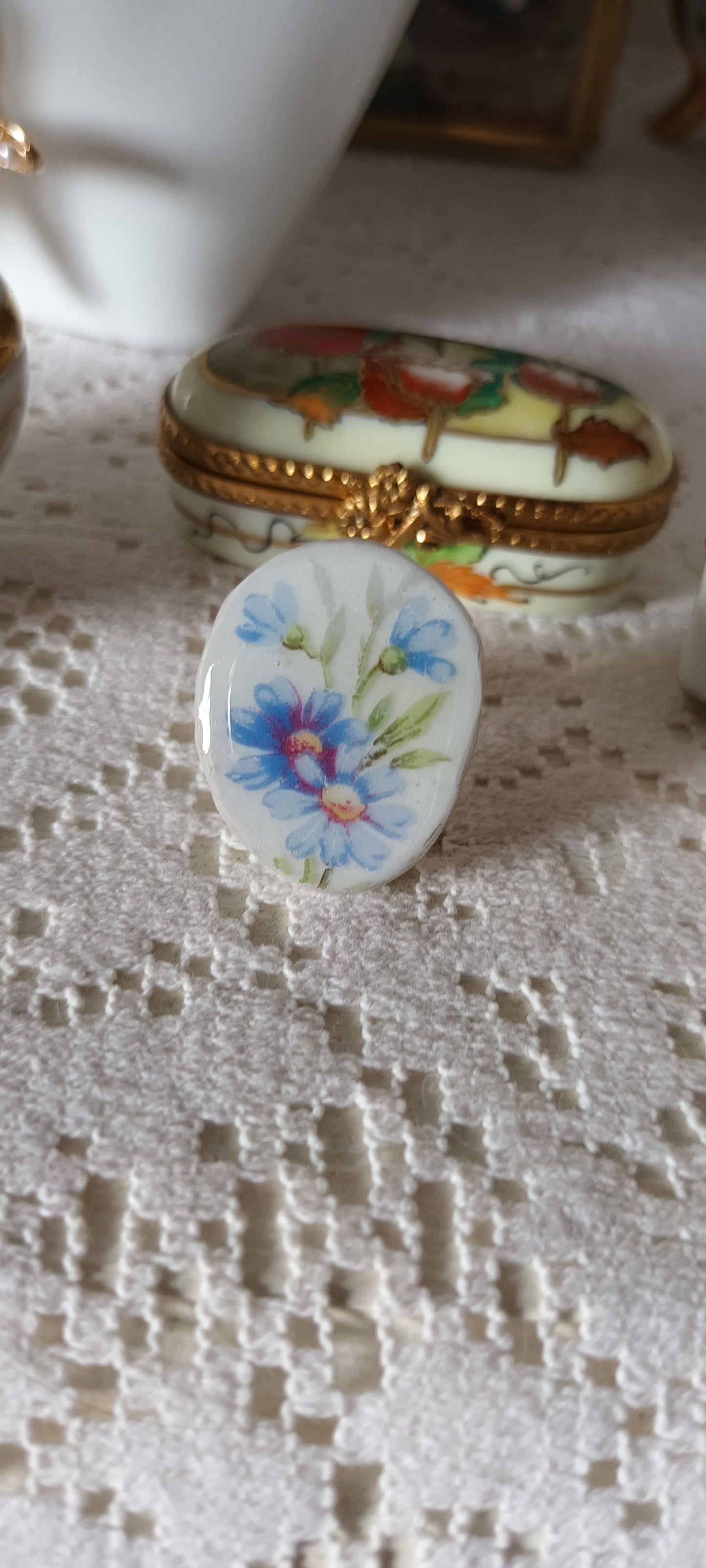 Bague ajustable fabriquer avec une assiette ancienne fleurie bleue en faience