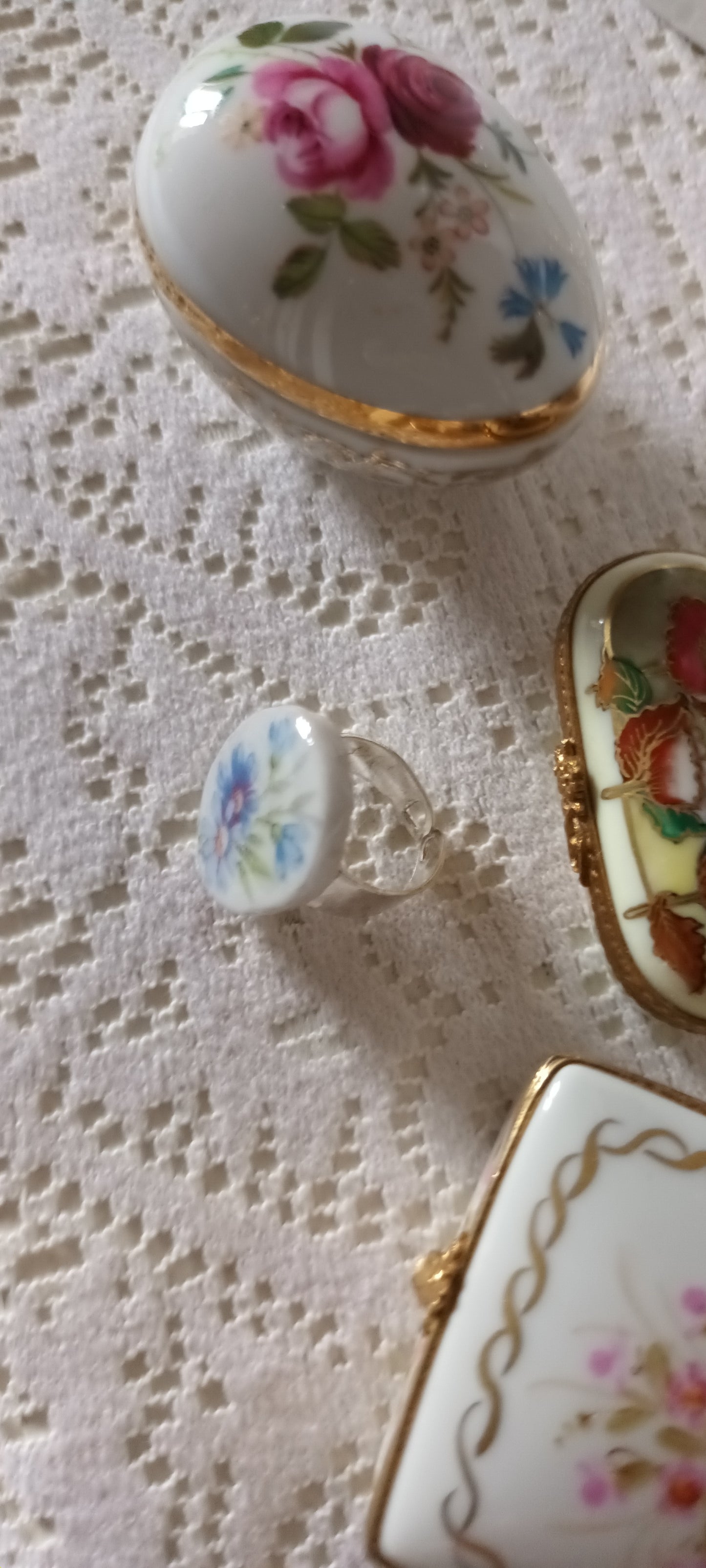 Bague ajustable fabriquer avec une assiette ancienne fleurie bleue en faience