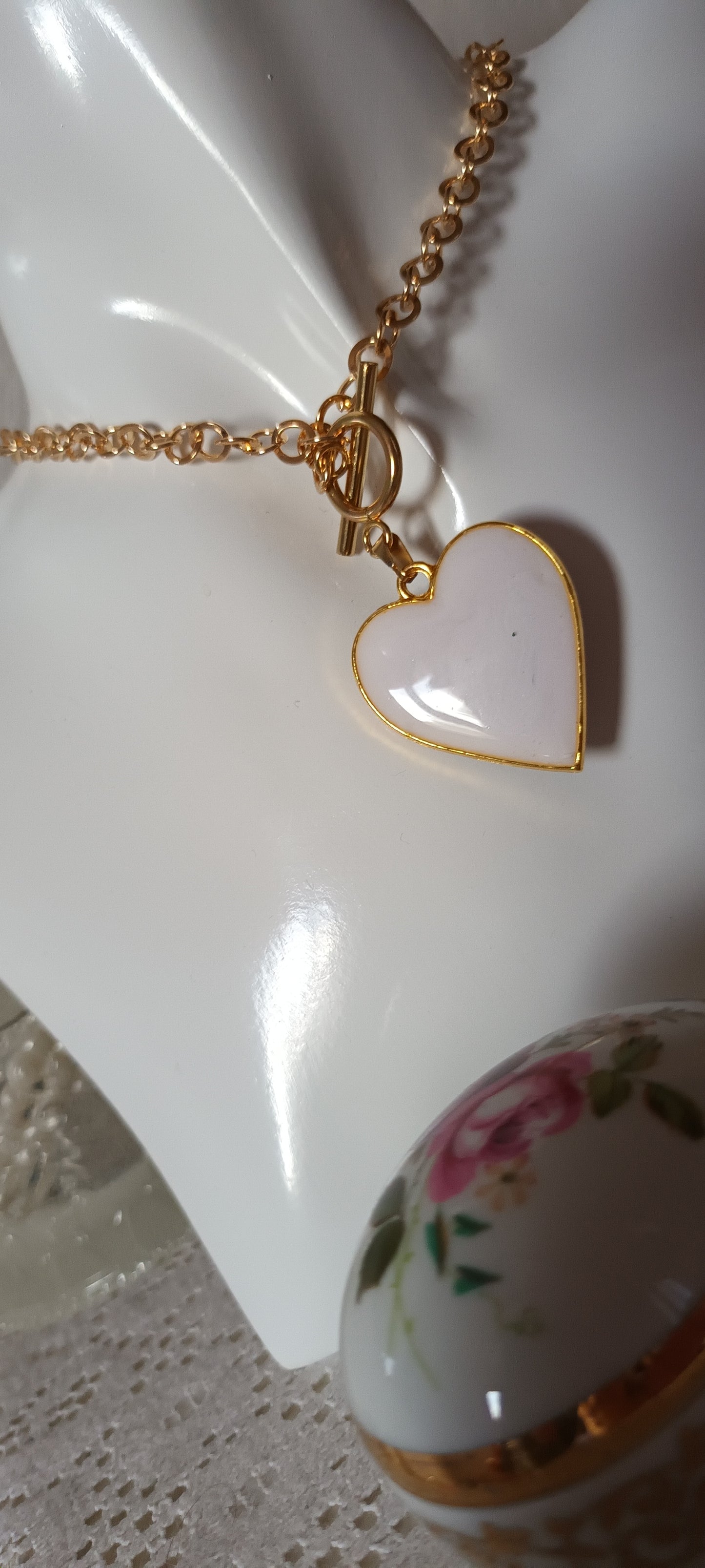 collier en forme de cœur en résine avec inclusion de roses pressées