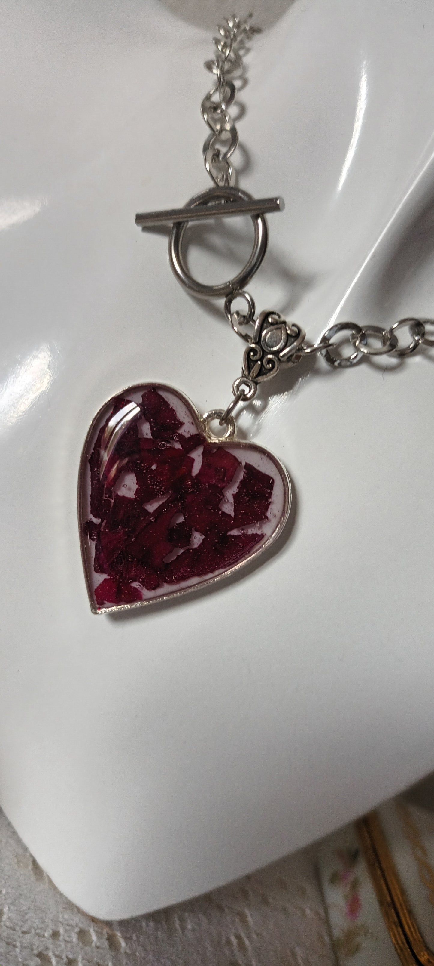 collier en forme de cœur en résine avec inclusion de roses pressées doré