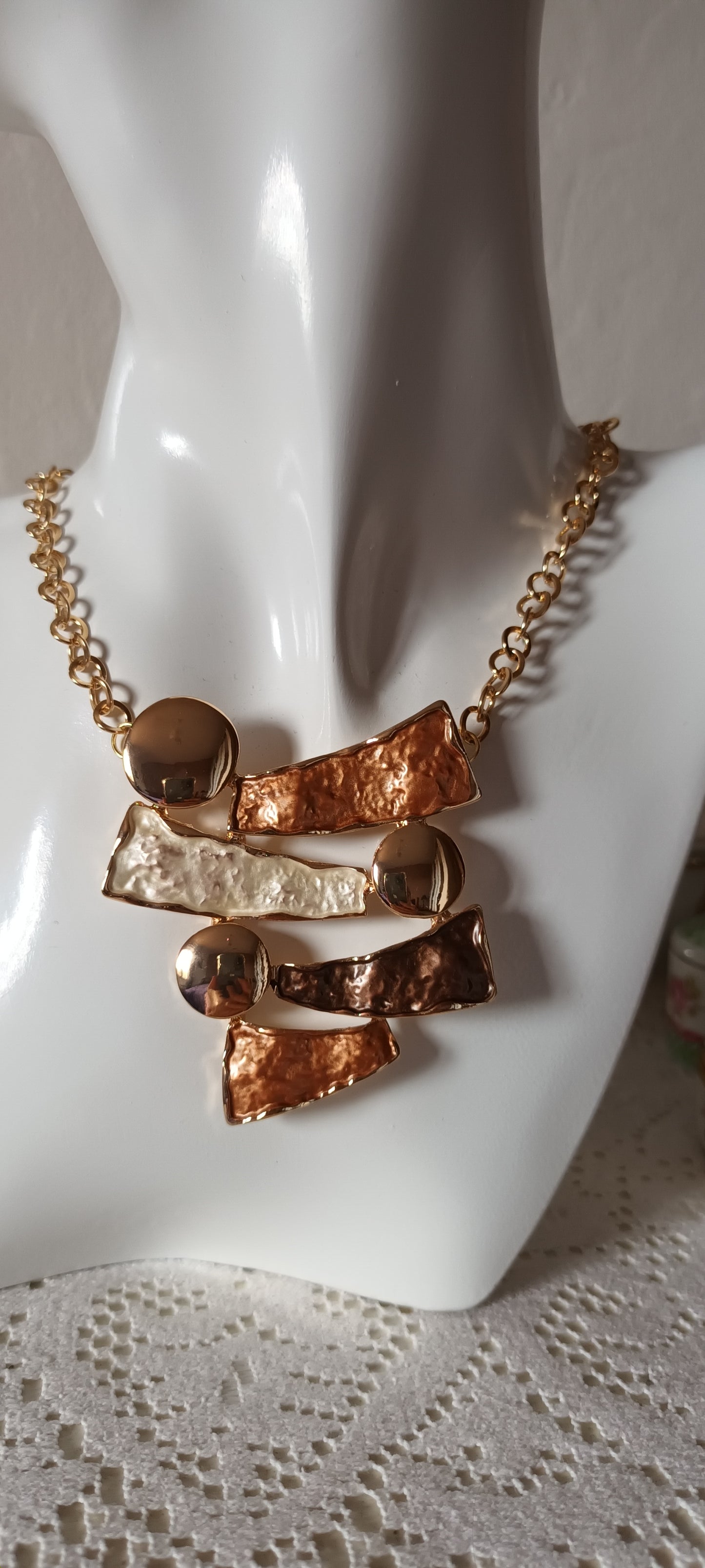 collier en forme géométrique marron et doré