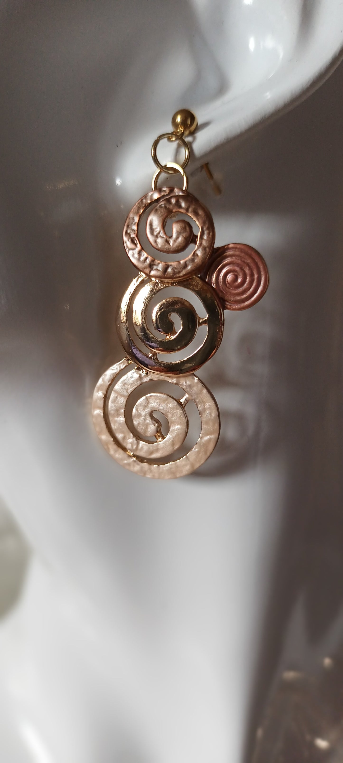 ensemble boucles d'oreilles et collier en forme géométrique ronde marron et doré (Copie)