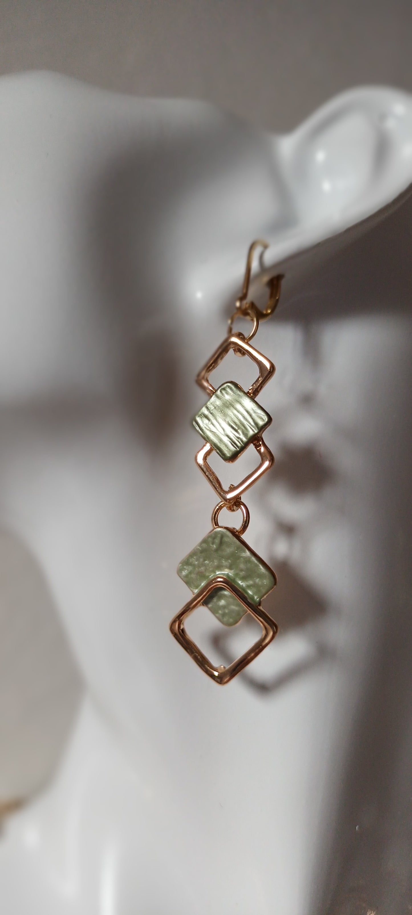 ensemble boucles d'oreilles et collier en forme géométrique carré vert en doré