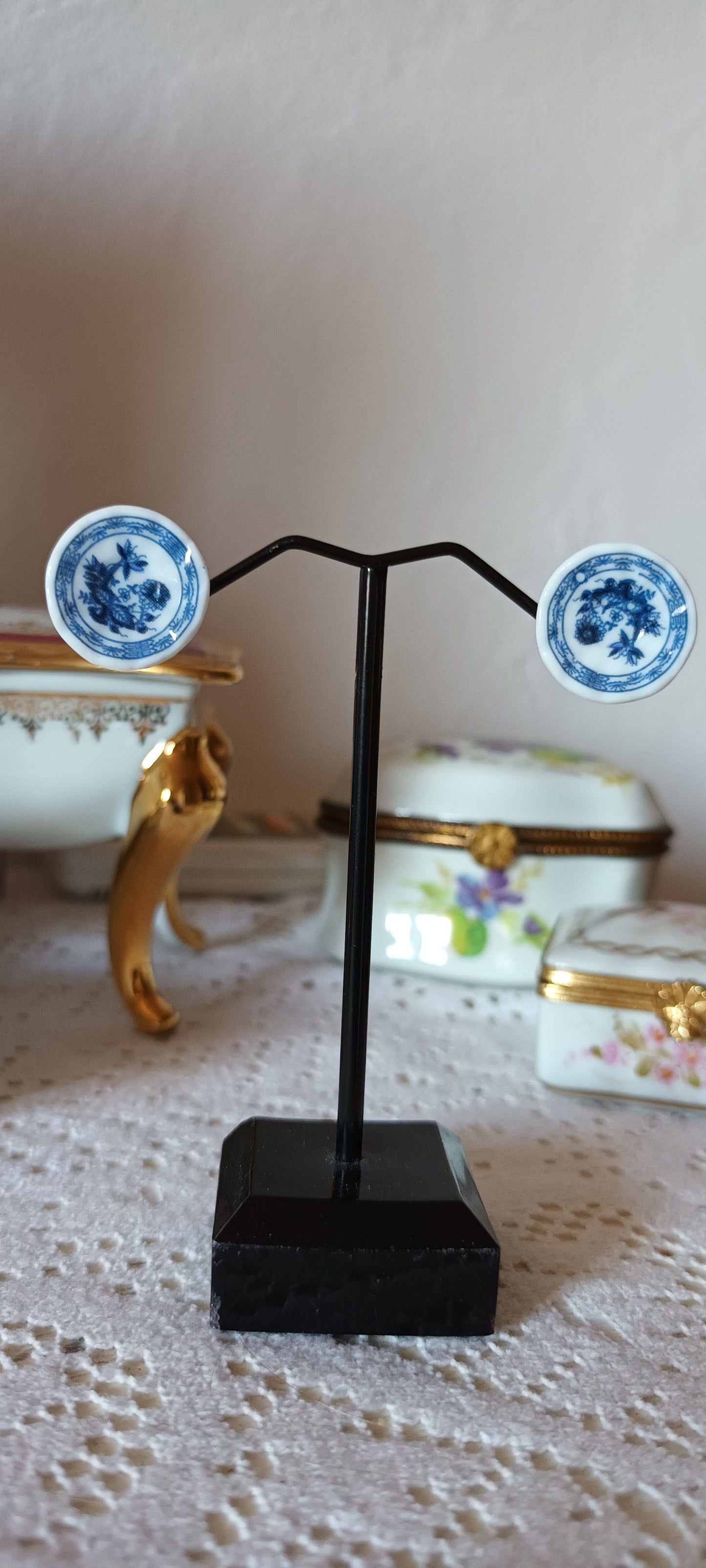 boucles d'oreilles ronde assiette en céramique miniature bleue a clous