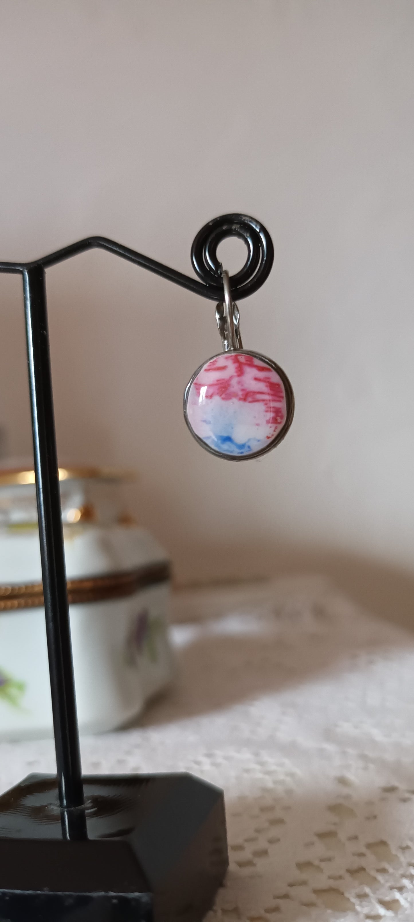 boucles d'oreilles en porcelaine de chine rose et bleu avec visage