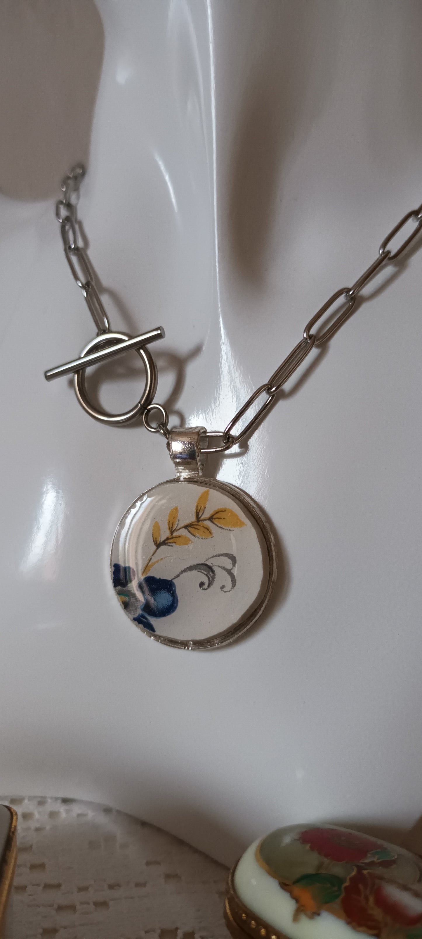 Pendentif créé à partir d'une assiette ancienne fleurie bleu