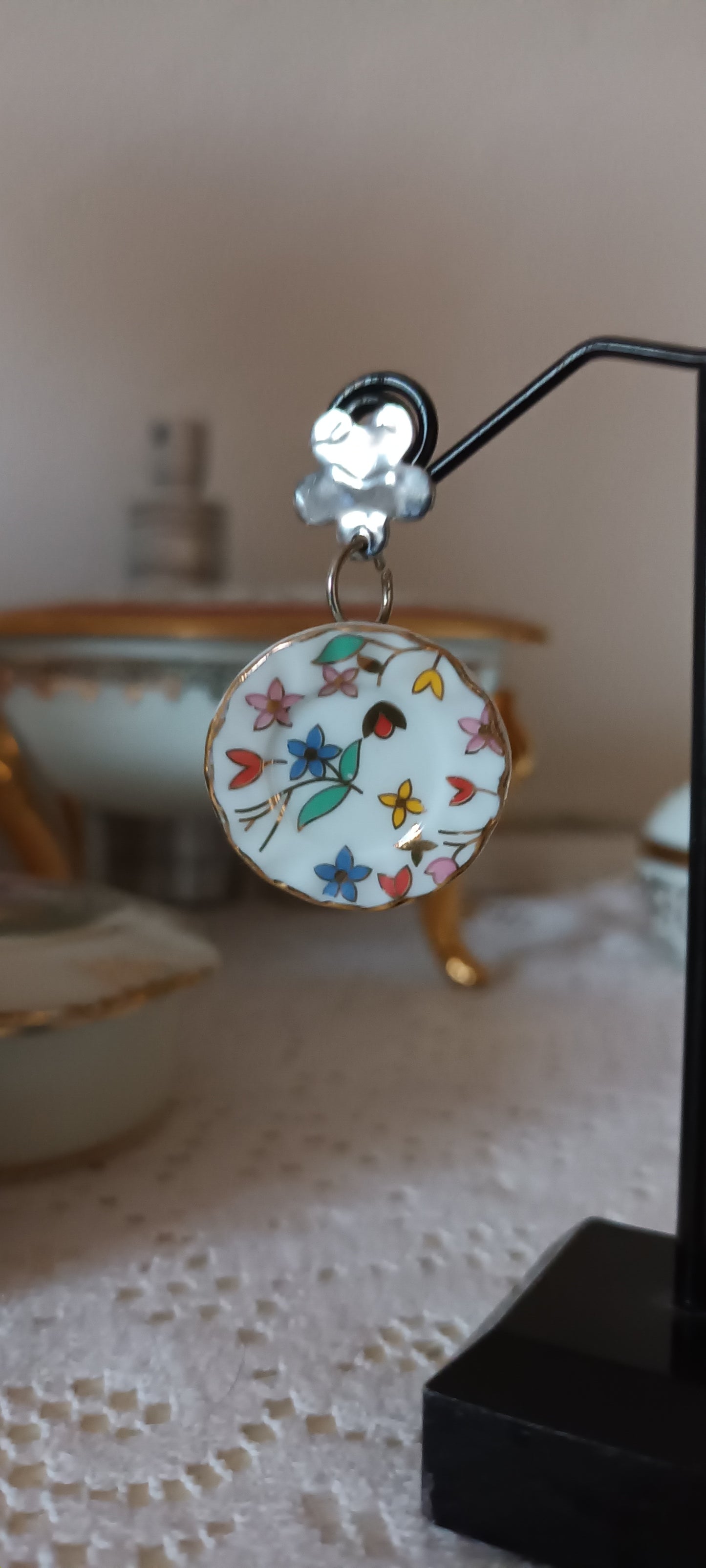 boucles d'oreilles avec une assiette en céramique miniature fleurs multicolor