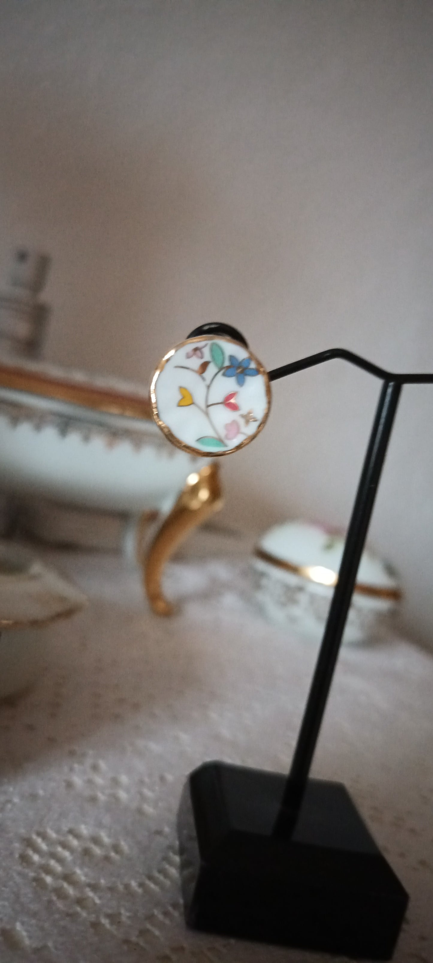 boucles d'oreilles ronde assiette en céramique miniature fleurie a clous