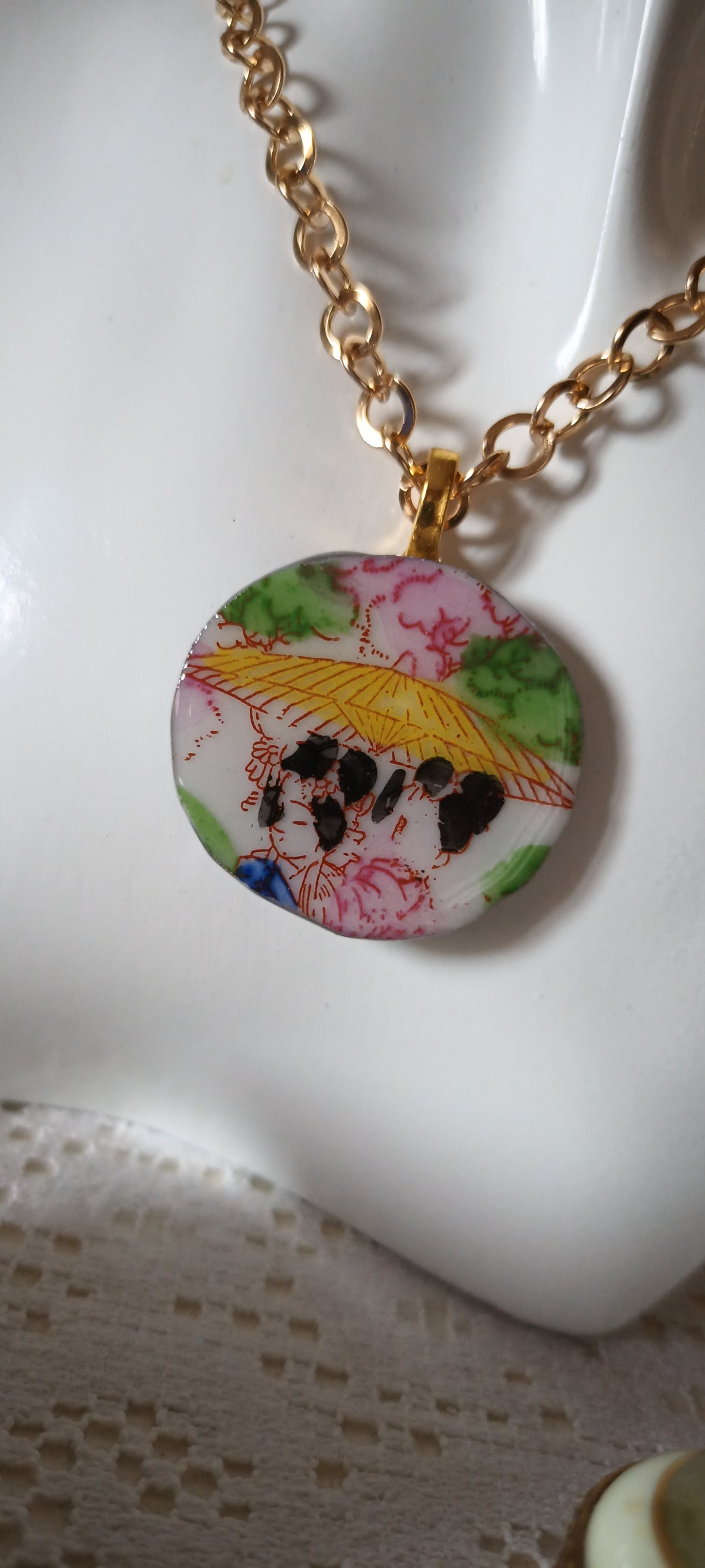 Pendentif créé à partir d'une assiette ancienne en porcelaine de chine