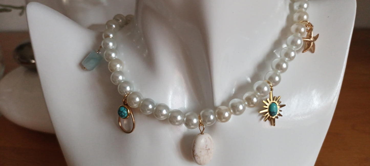 Collier très tendance en perles de verres blancs nacrées et ces breloques doré