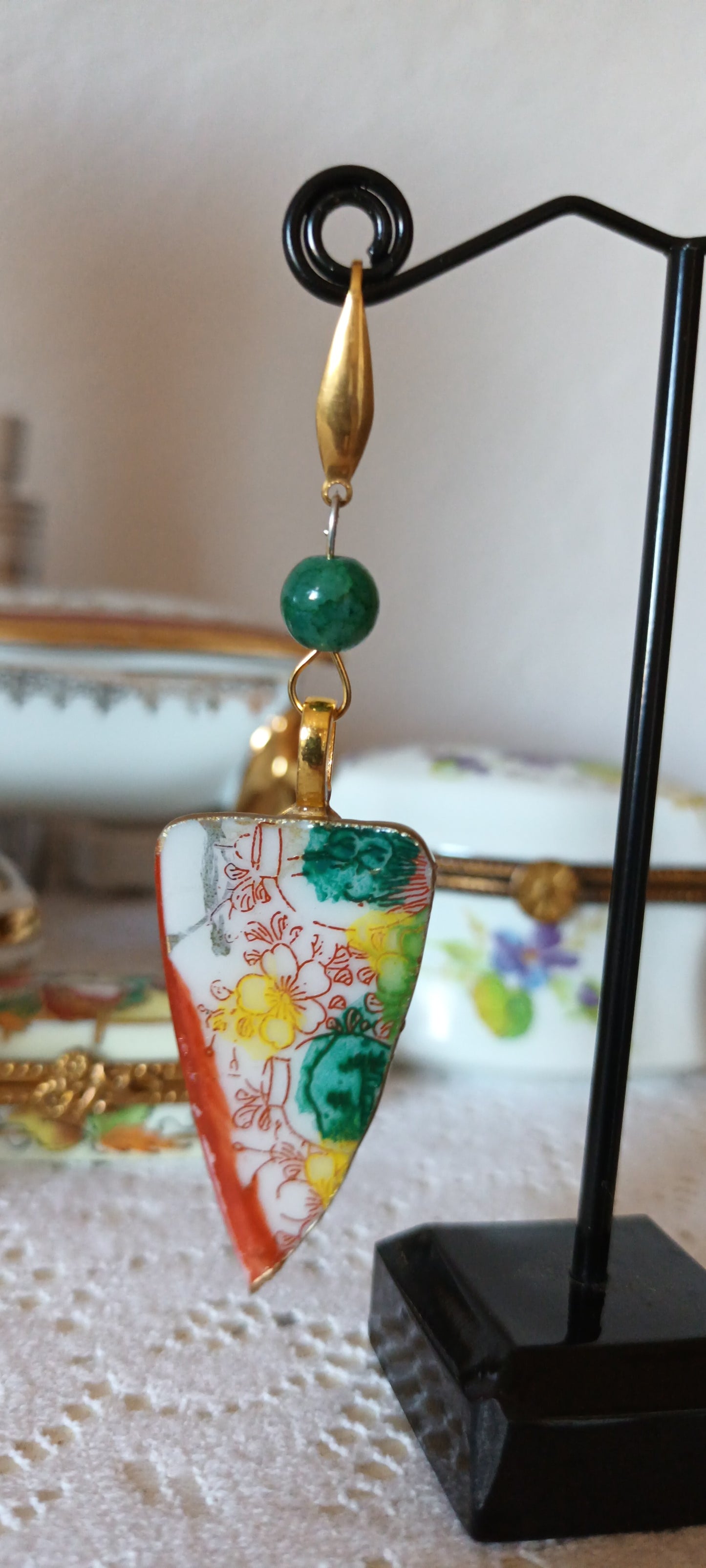 boucles d'oreilles fabriquer avec une assiette à thé en porcelaine de chine