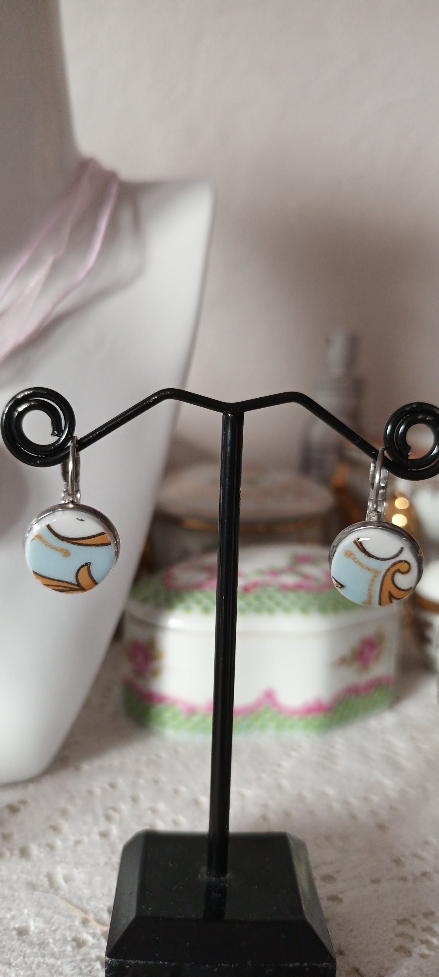 boucles d'oreilles en porcelaine de Limoges de couleur bleu et doré